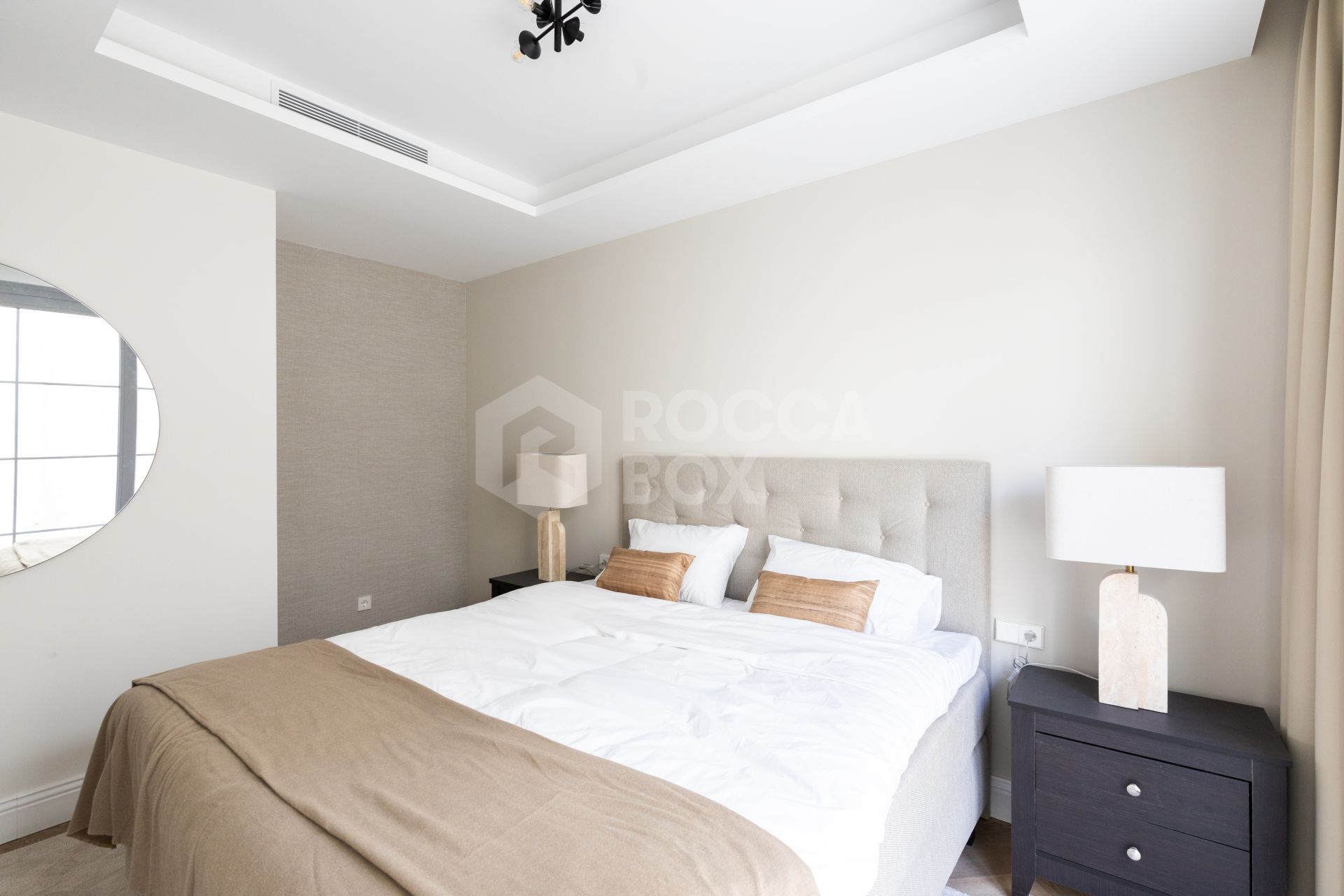 Refined contemporary residence set within the prestigious Los Arqueros community in Benahavís