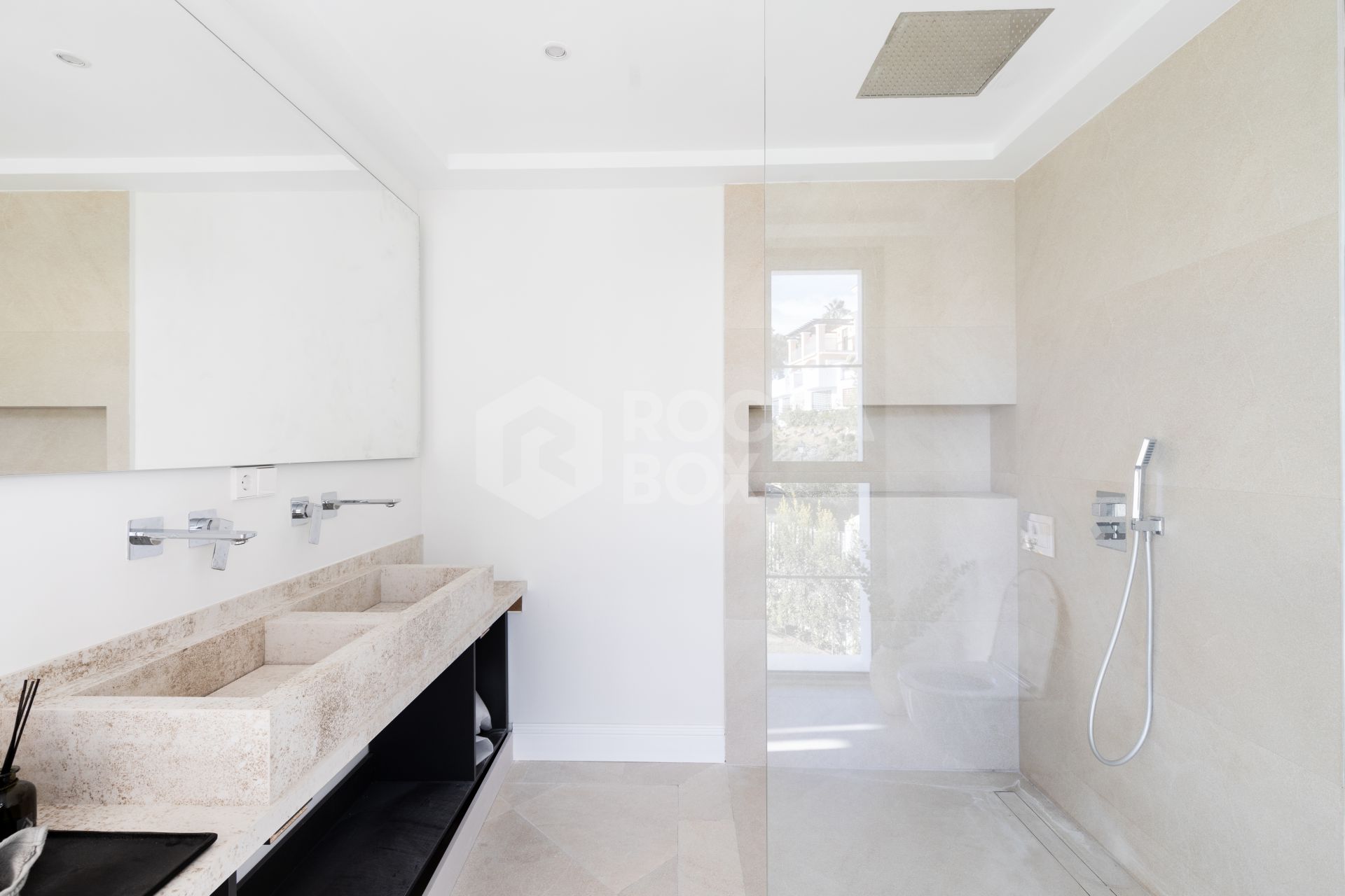 Refined contemporary residence set within the prestigious Los Arqueros community in Benahavís