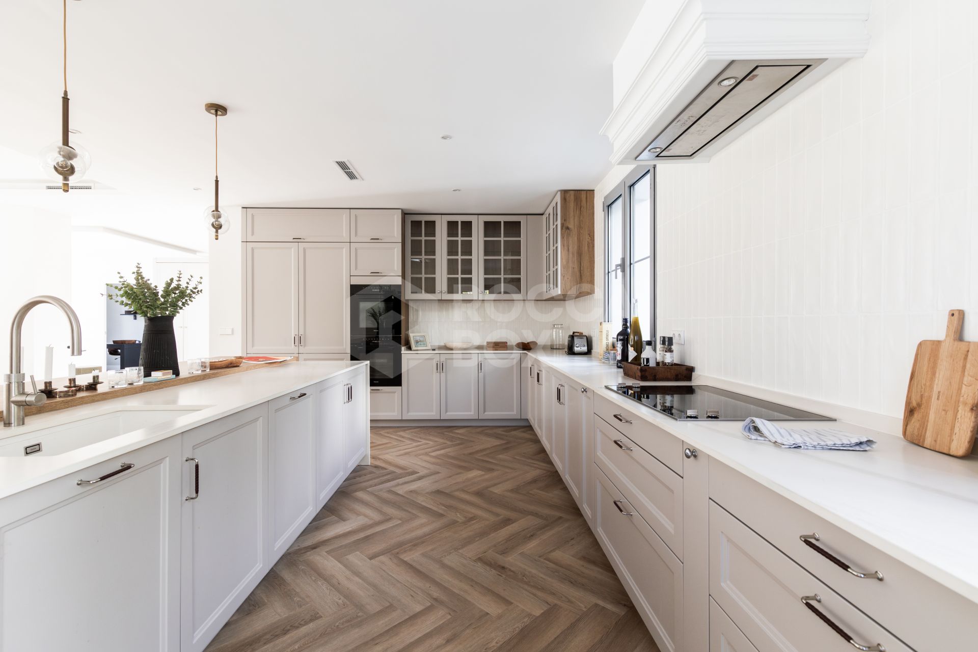 Refined contemporary residence set within the prestigious Los Arqueros community in Benahavís