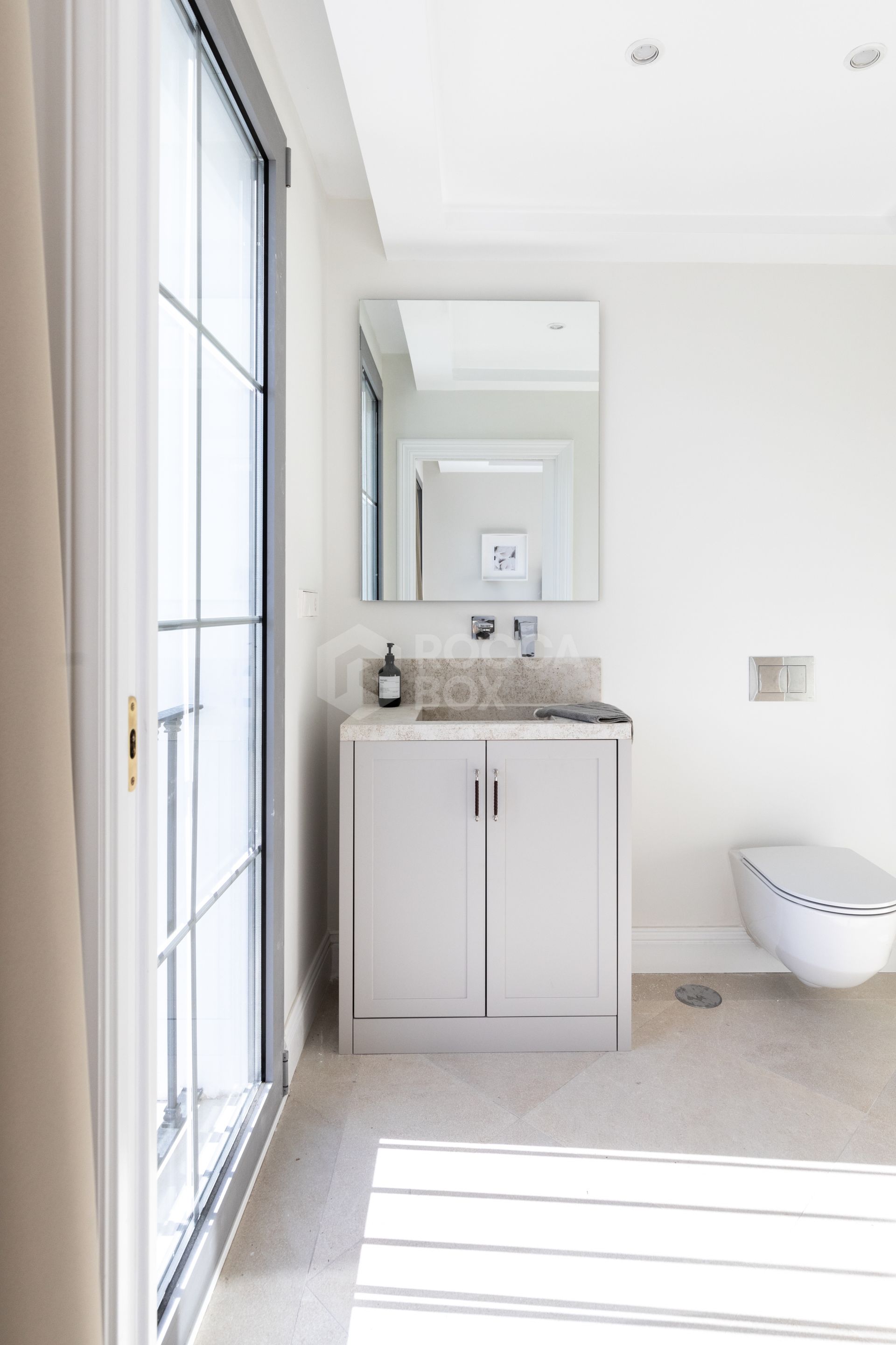 Refined contemporary residence set within the prestigious Los Arqueros community in Benahavís