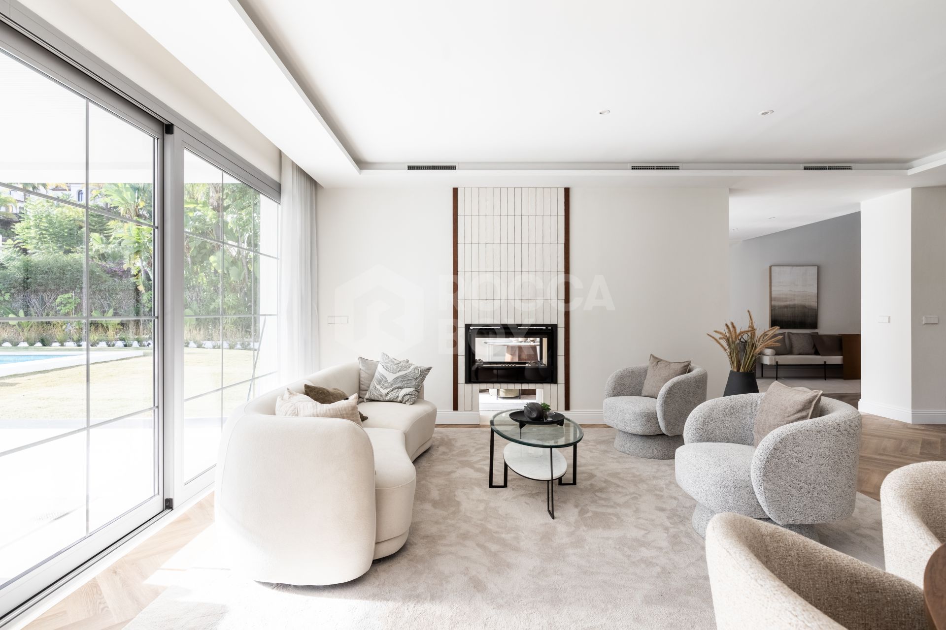 Refined contemporary residence set within the prestigious Los Arqueros community in Benahavís