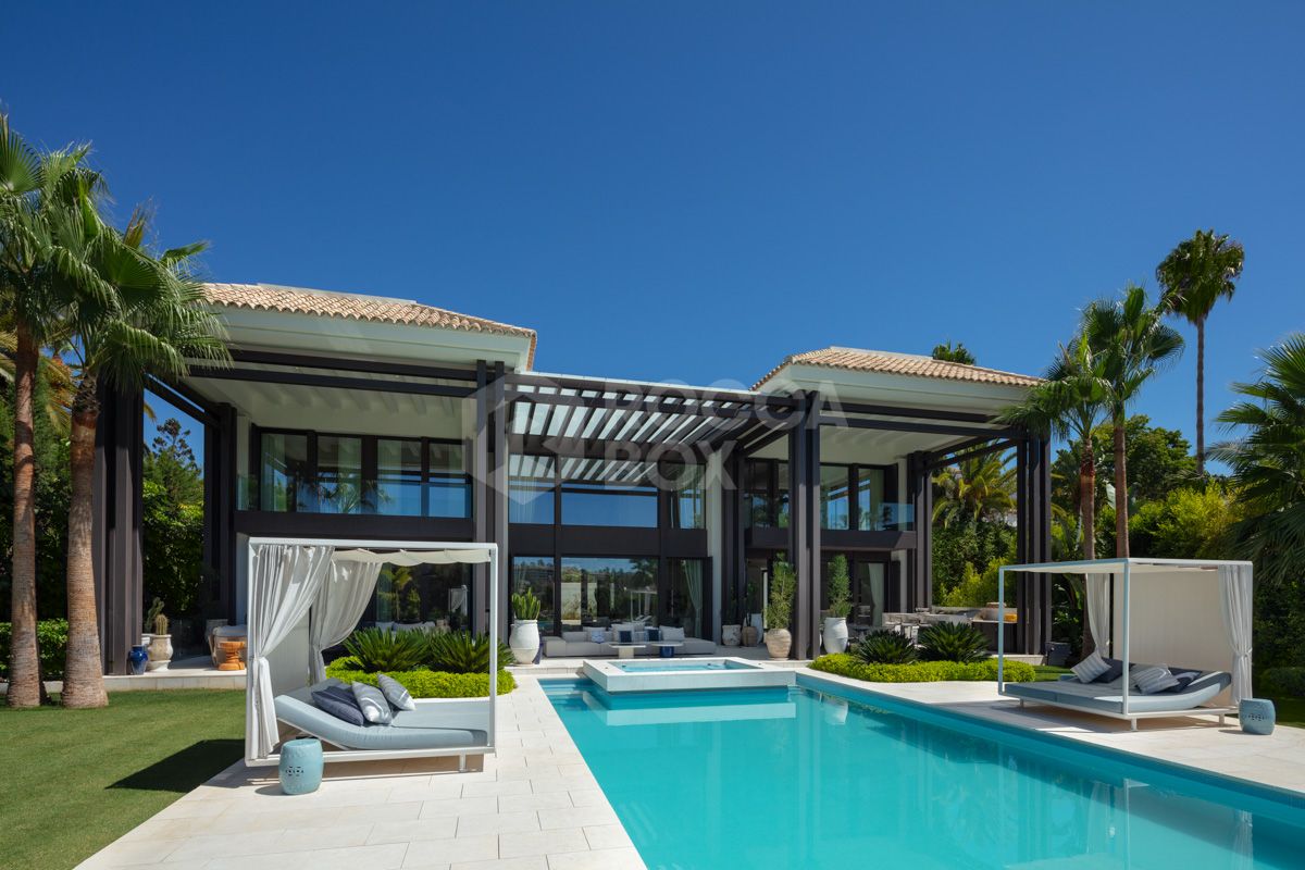 CUTTING-EDGE MANSION IN LA CERQUILLA