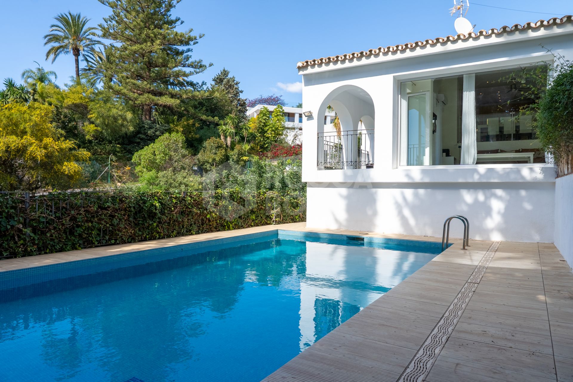 Villa for sale in El Rosario, Marbella East