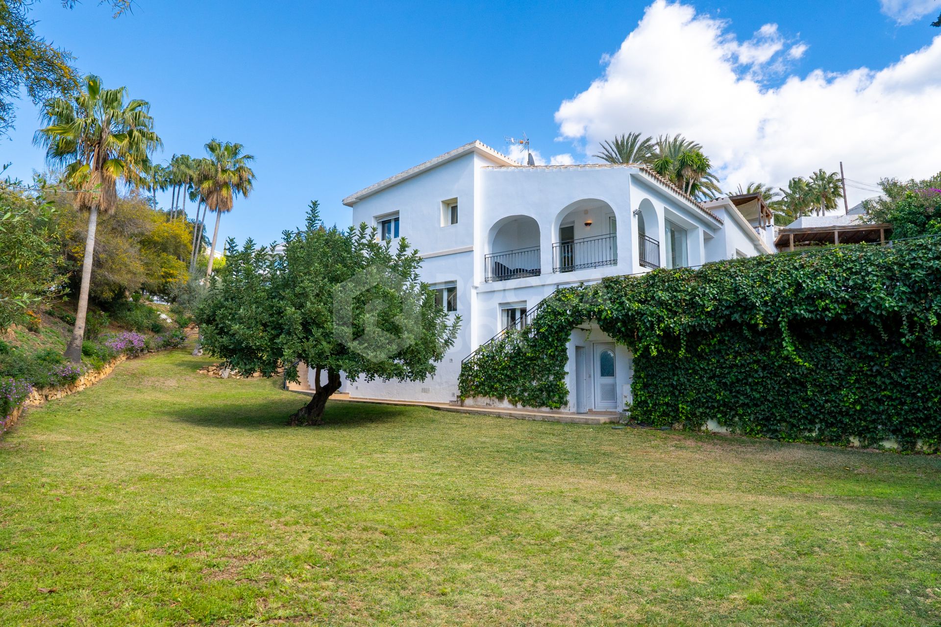 Villa for sale in El Rosario, Marbella East