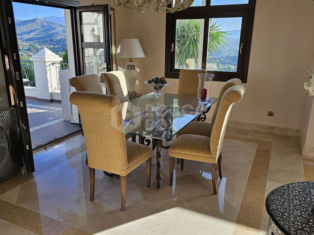 Villa for sale in El Padron, Estepona East