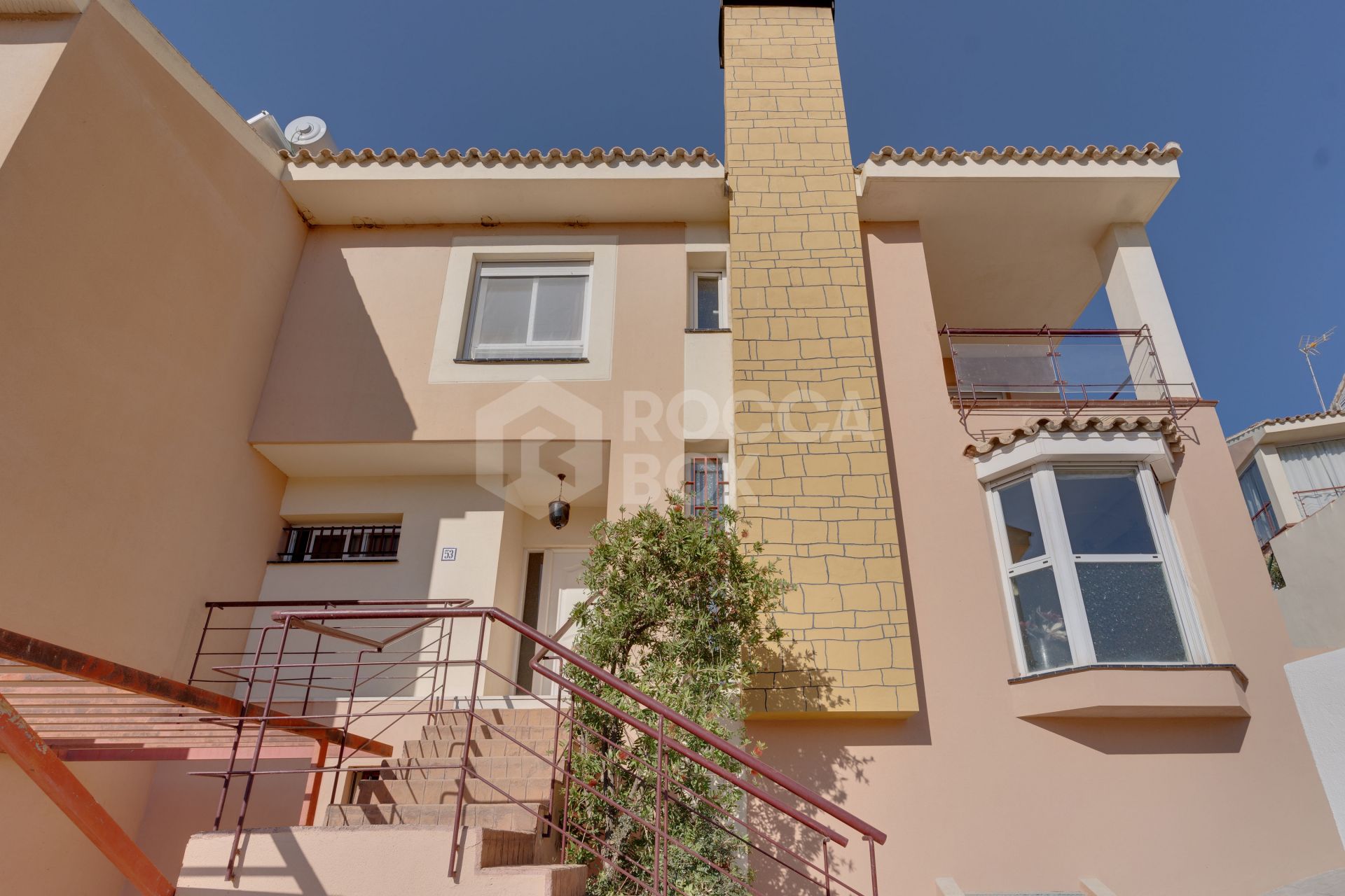 Beautiful and spacious townhouse. Located in Estepona in the Forest Hills area.