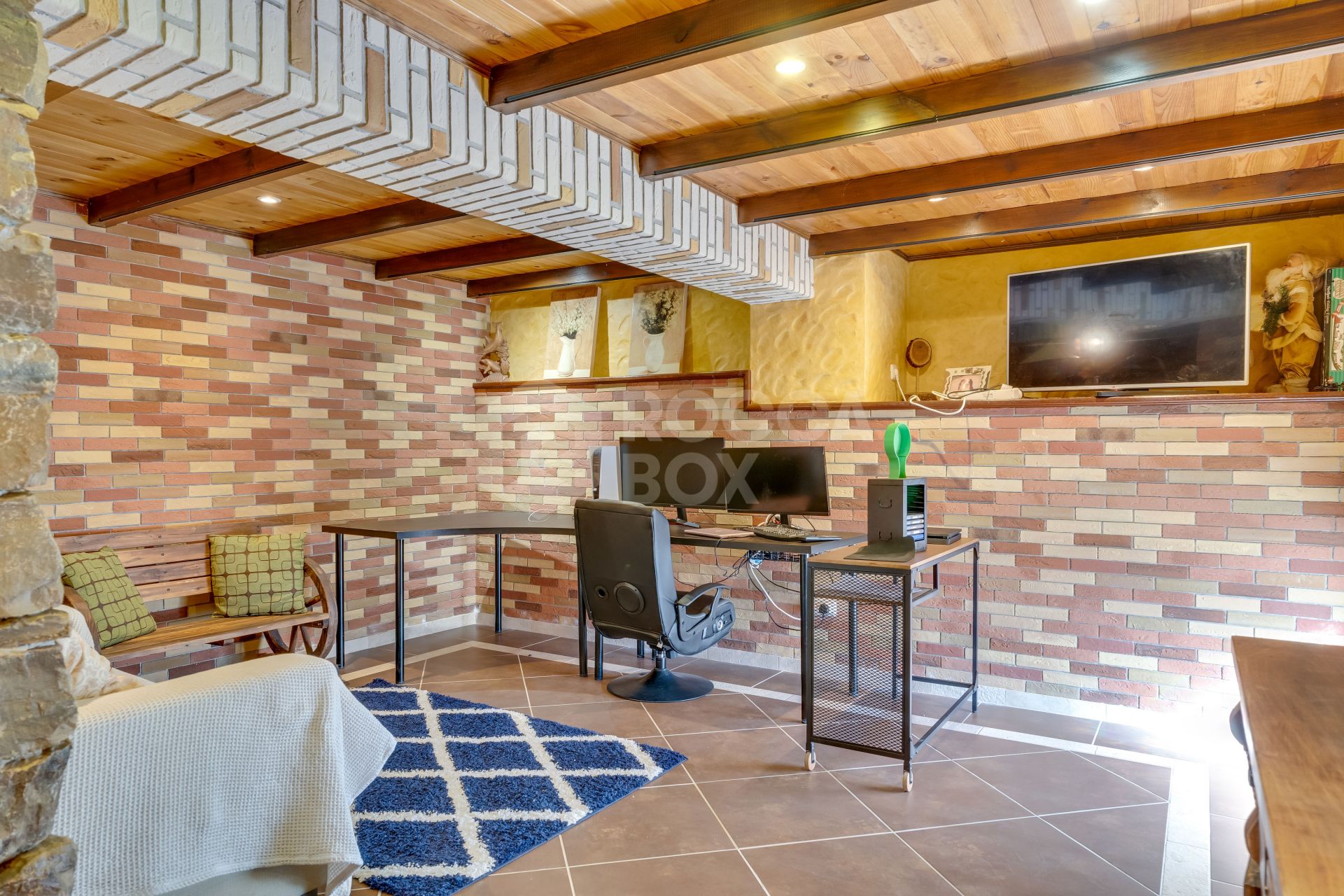 Beautiful and spacious townhouse. Located in Estepona in the Forest Hills area.