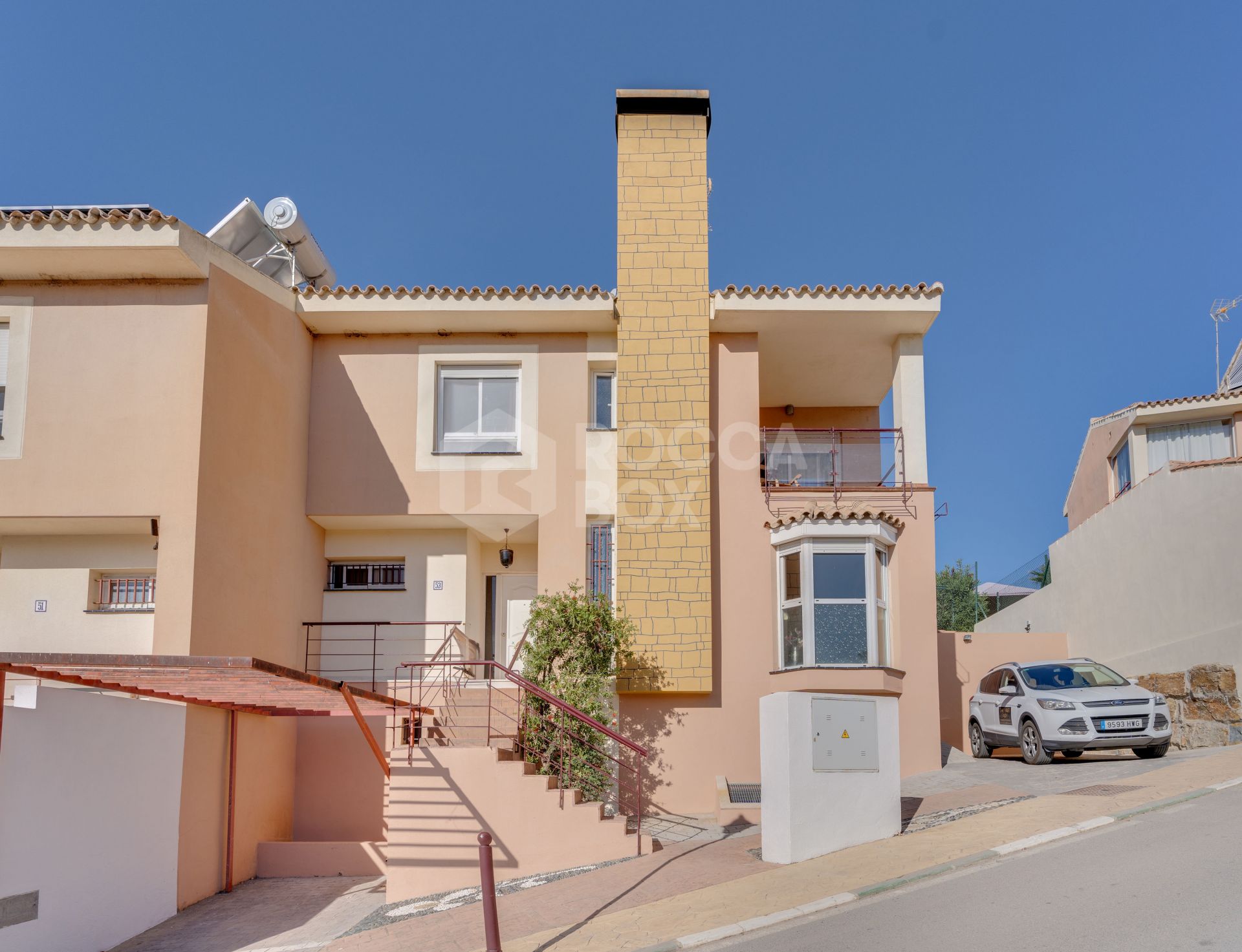 Beautiful and spacious townhouse. Located in Estepona in the Forest Hills area.