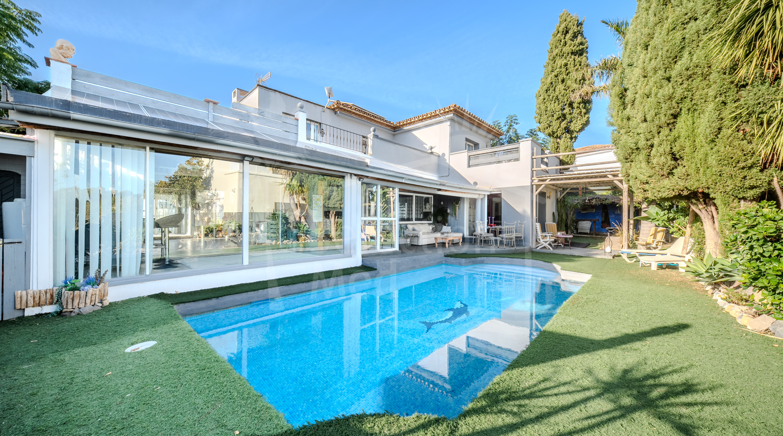 Magnificent 5 bedroom house on the front line of Estepona Golf with sea views
