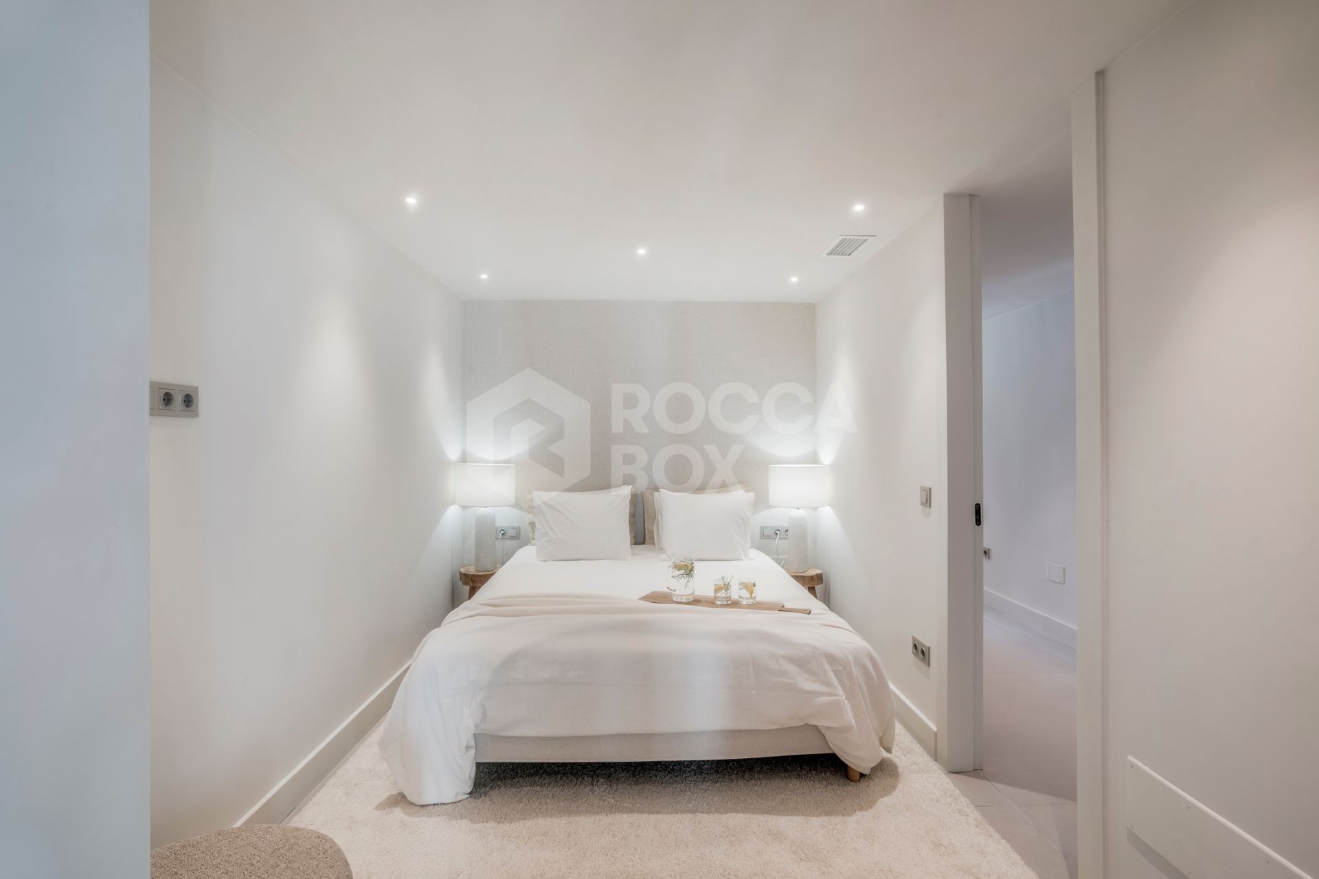 Renovated 3 Bedroom Apartment with private pool, sea & mountain views in Nueva Andalucía