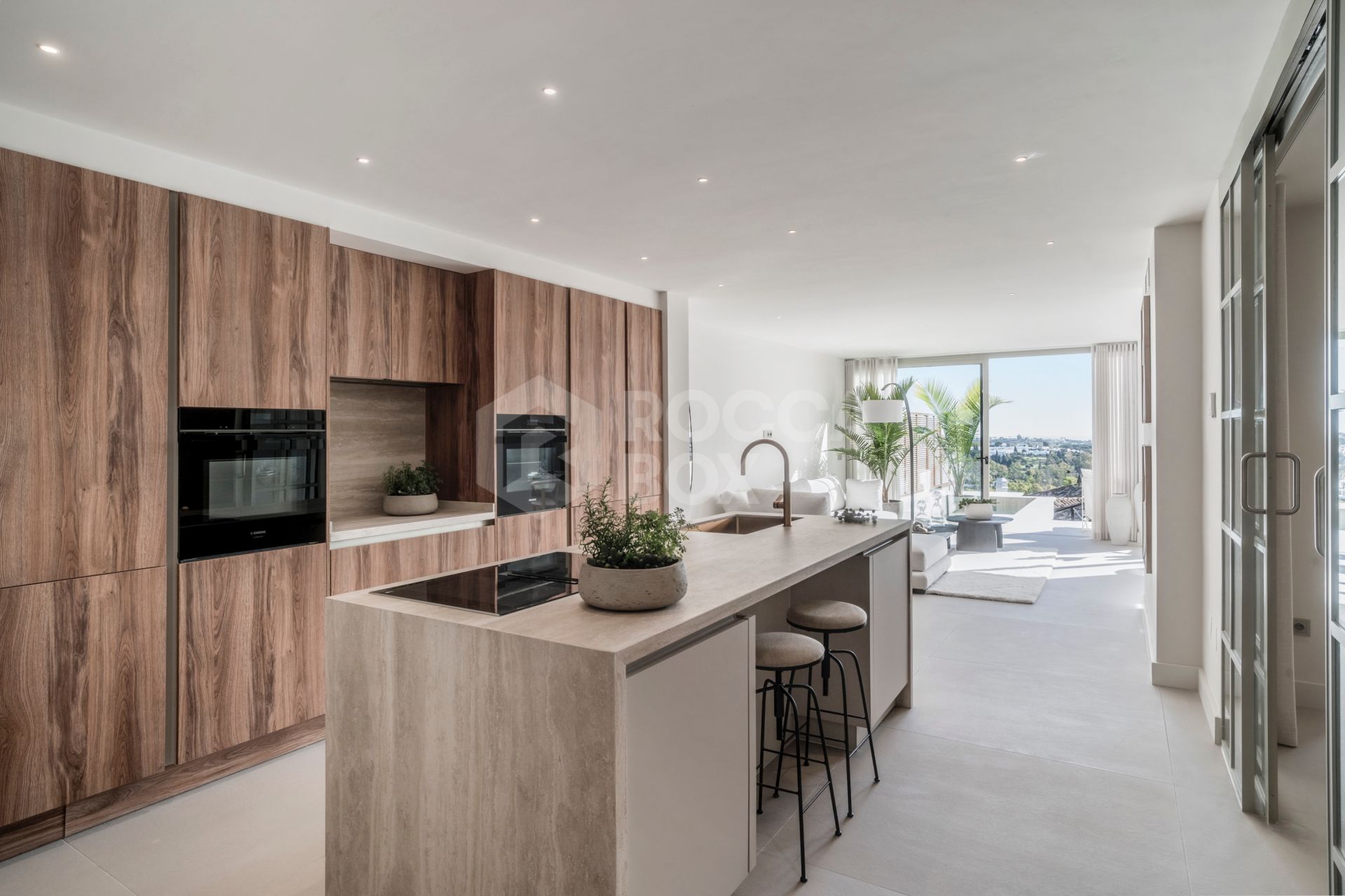 Renovated 3 Bedroom Apartment with private pool, sea & mountain views in Nueva Andalucía