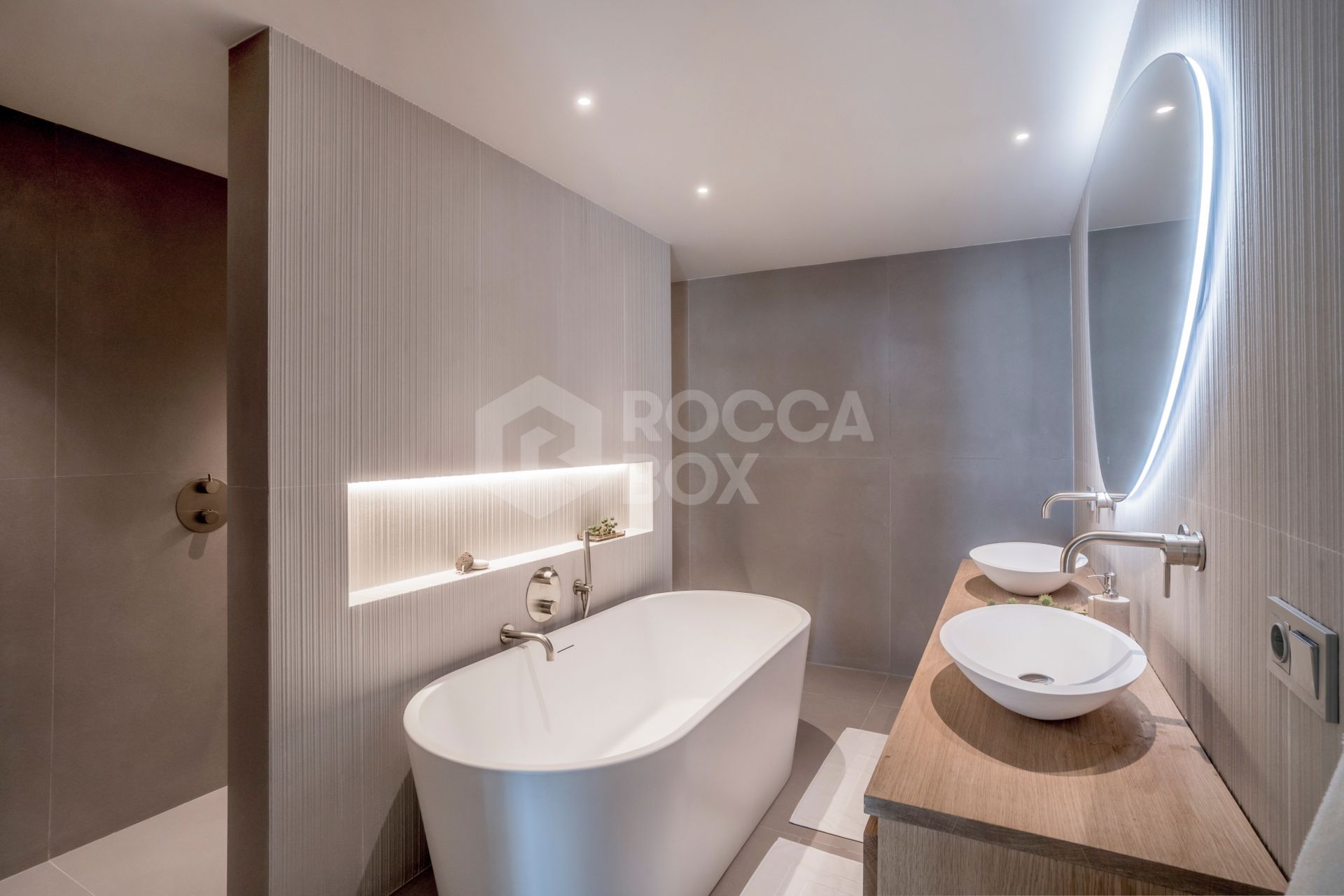 Renovated 3 Bedroom Apartment with private pool, sea & mountain views in Nueva Andalucía