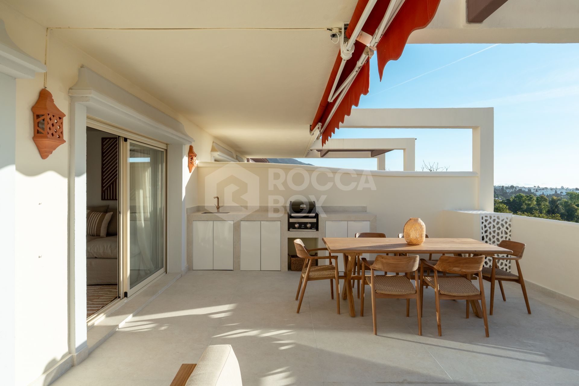 Renovated 3 Bedroom Apartment with sea & mountain views in Nueva Andalucía