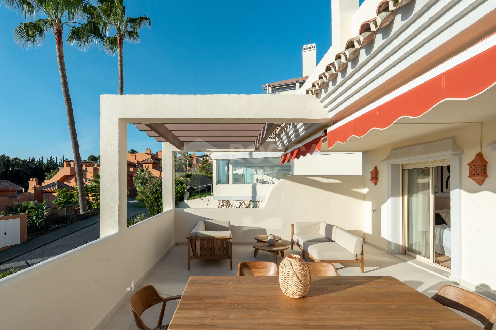 Renovated 3 Bedroom Apartment with sea & mountain views in Nueva Andalucía