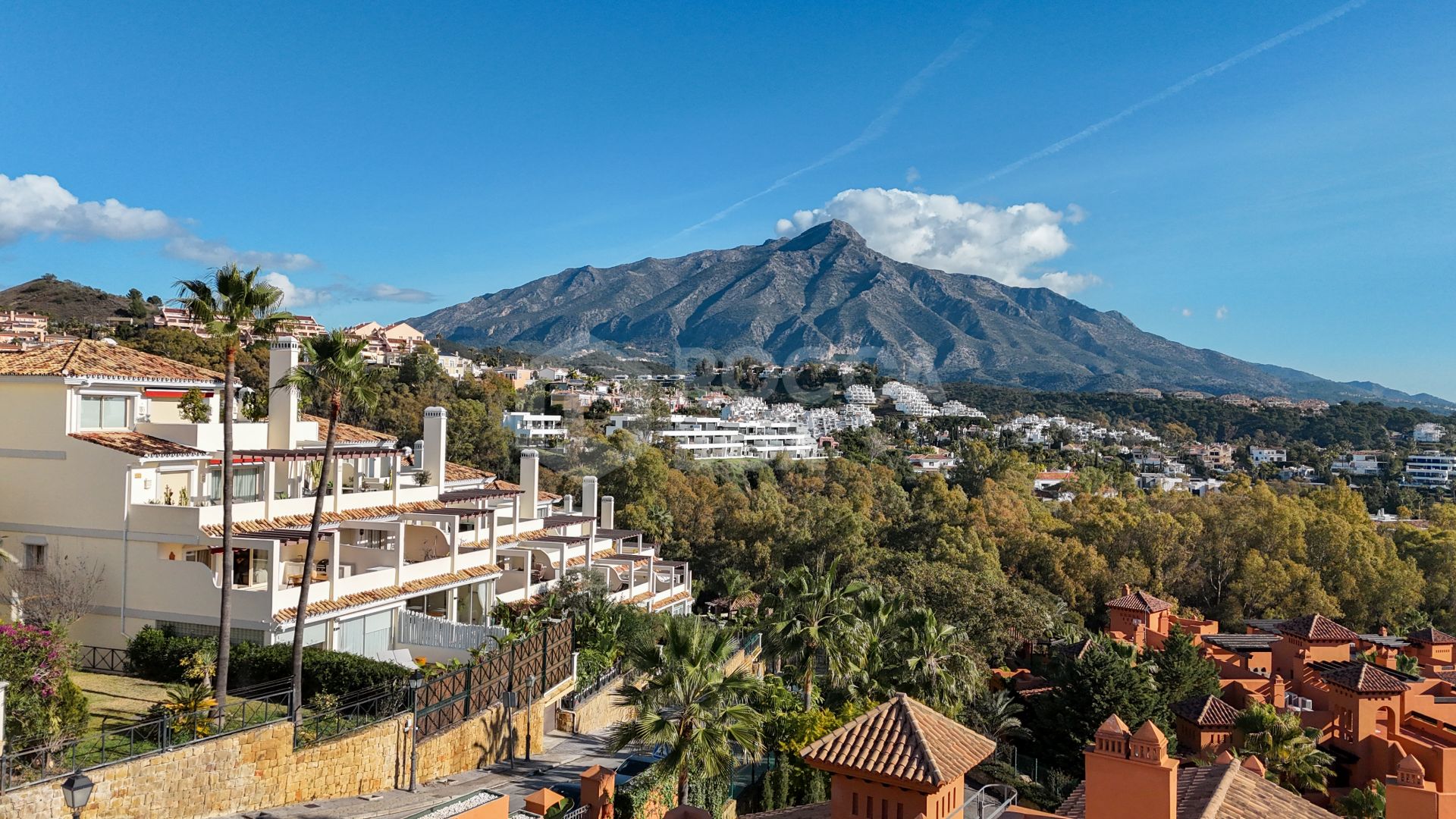 Renovated 3 Bedroom Apartment with sea & mountain views in Nueva Andalucía