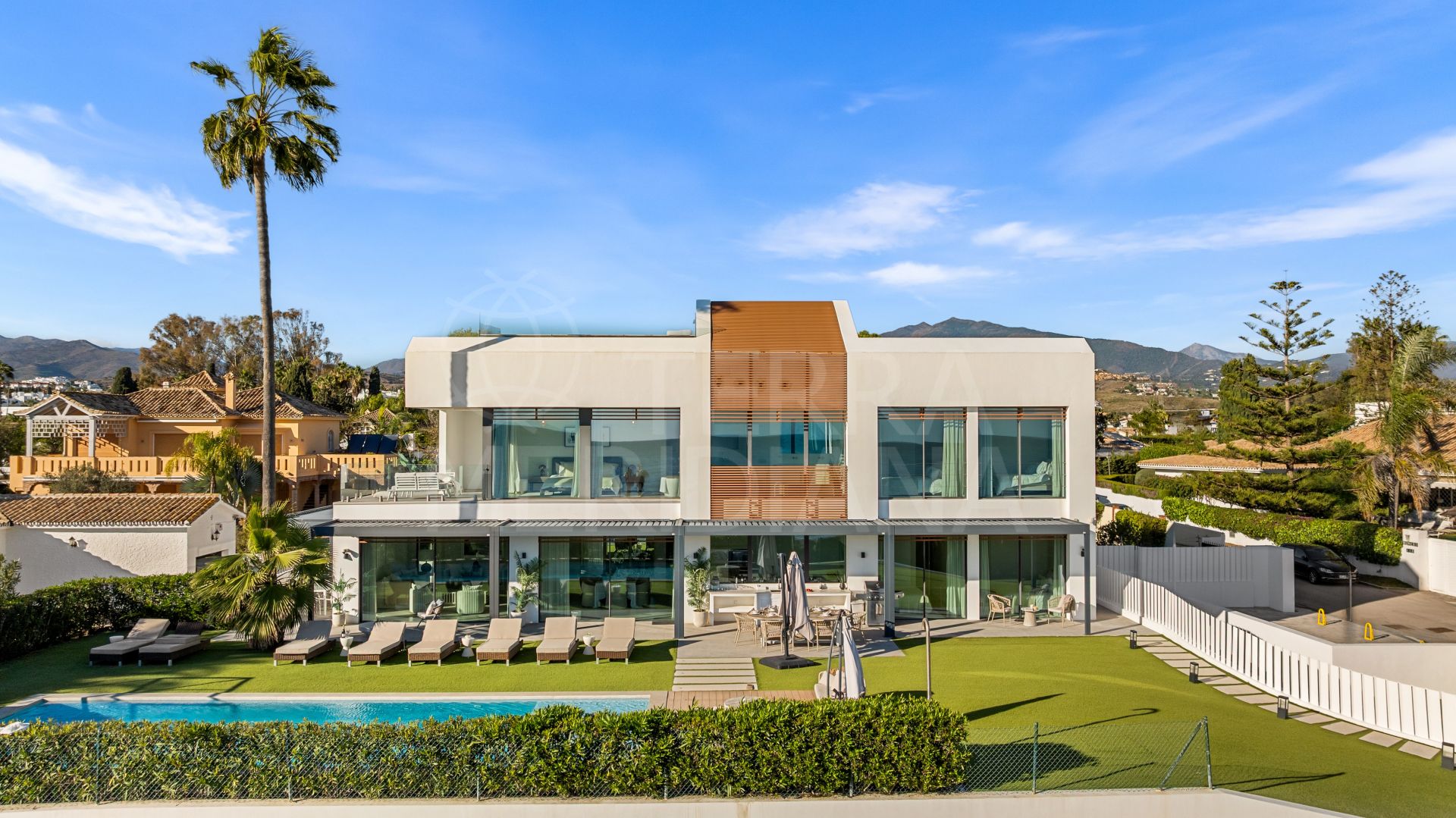 Villa in New Golden Mile, Estepona