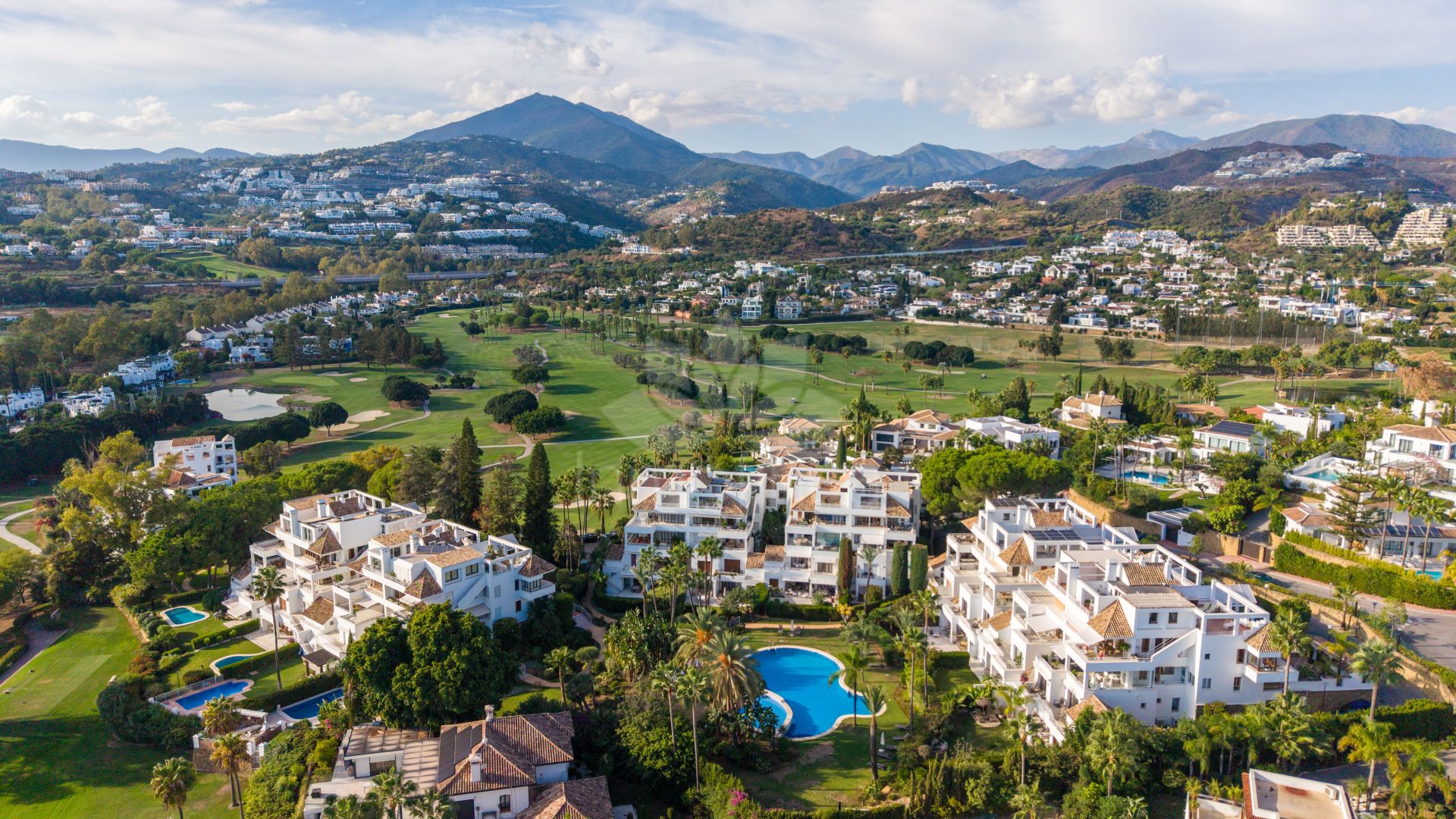 Duplex in Alcores del Golf, Marbella