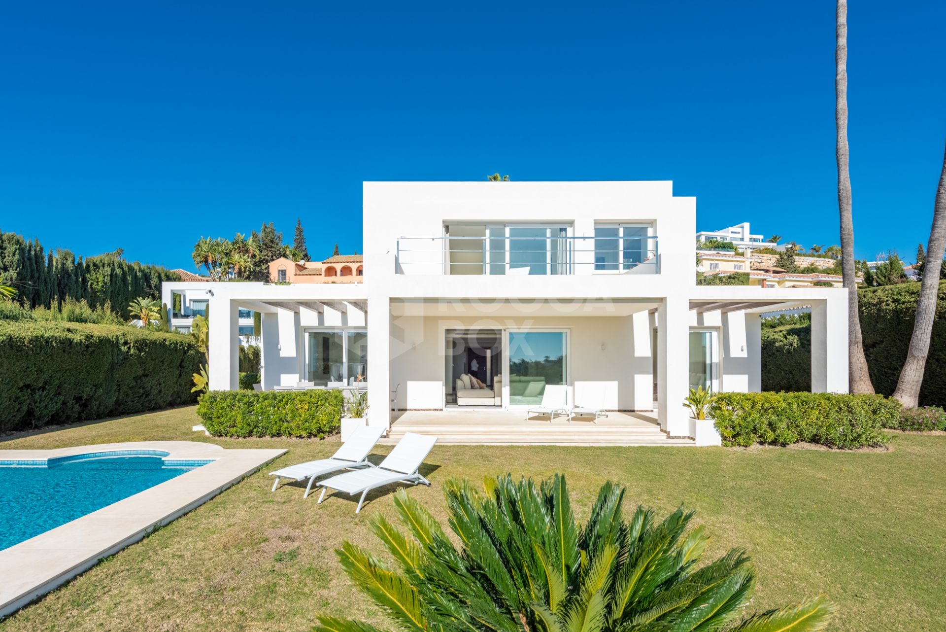 Totally refurbished contemporary-style villa located in a cul-de-sac, in a fabulous frontline golf enclave