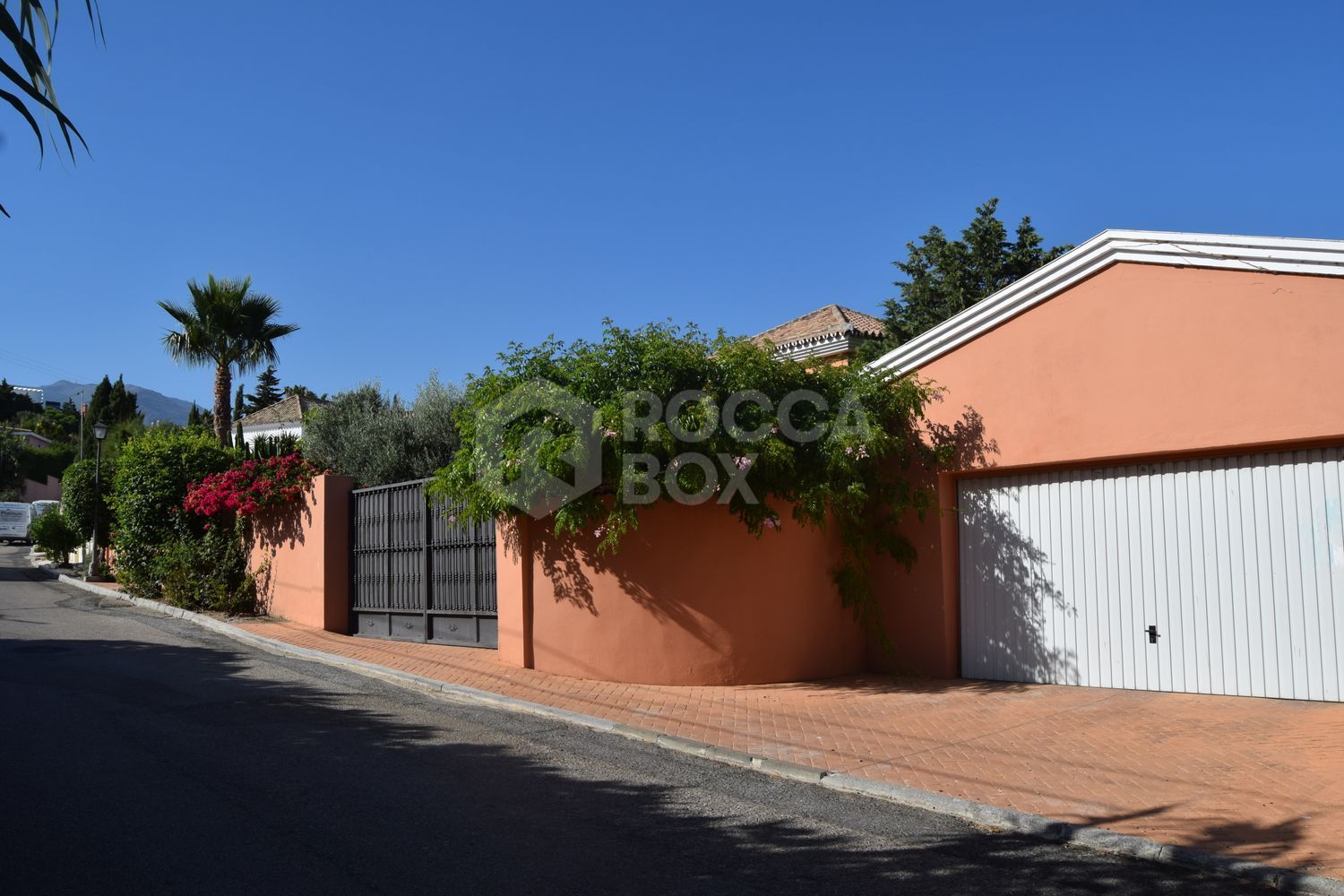 Villa for sale in Guadalobon, Estepona West