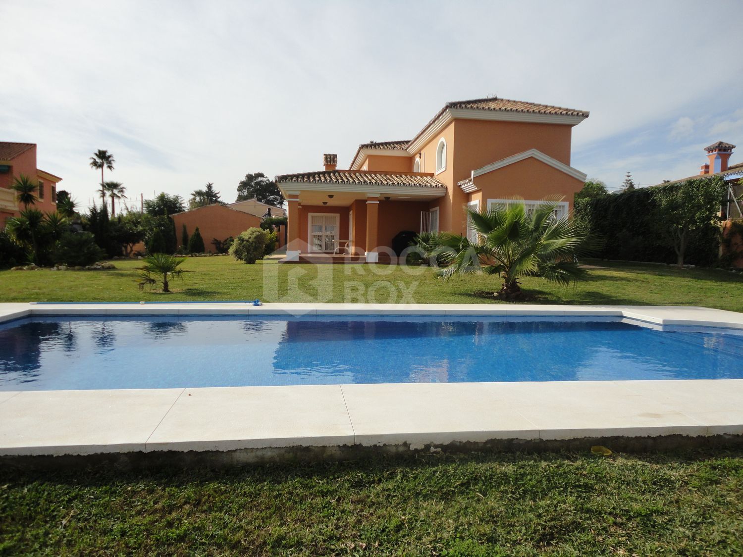 Villa for sale in Guadalobon, Estepona West