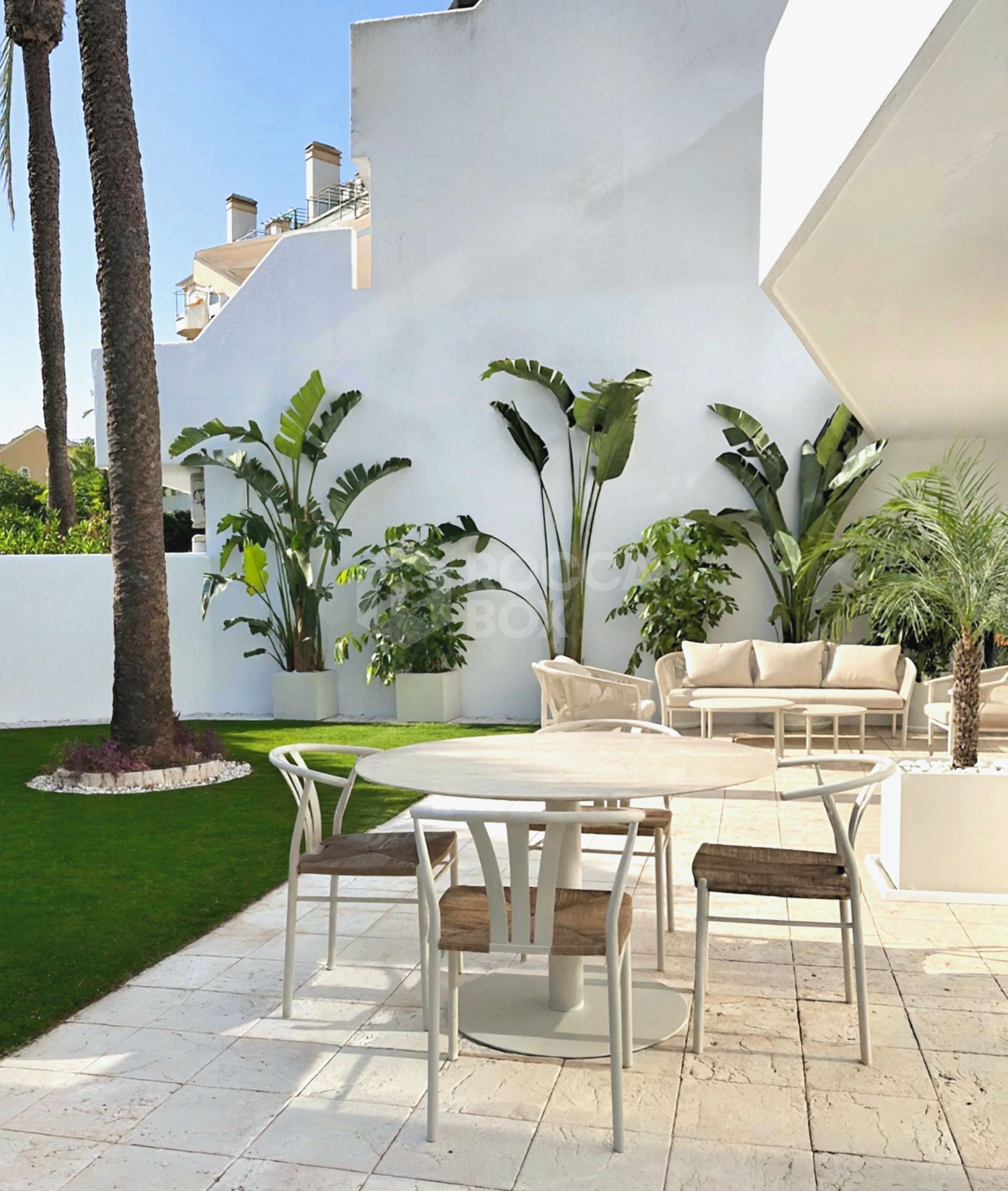 ELEGANT GROUND FLOOR RETREAT WITH PRIVATE GARDEN IN NUEVA ANDALUCÍA