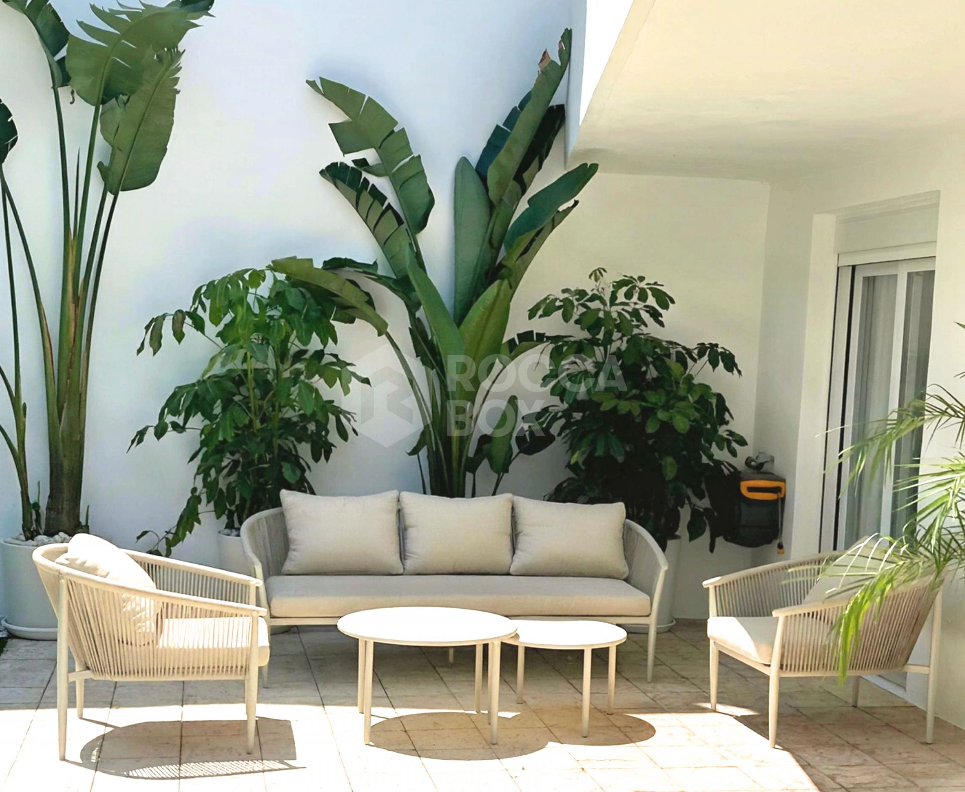 ELEGANT GROUND FLOOR RETREAT WITH PRIVATE GARDEN IN NUEVA ANDALUCÍA