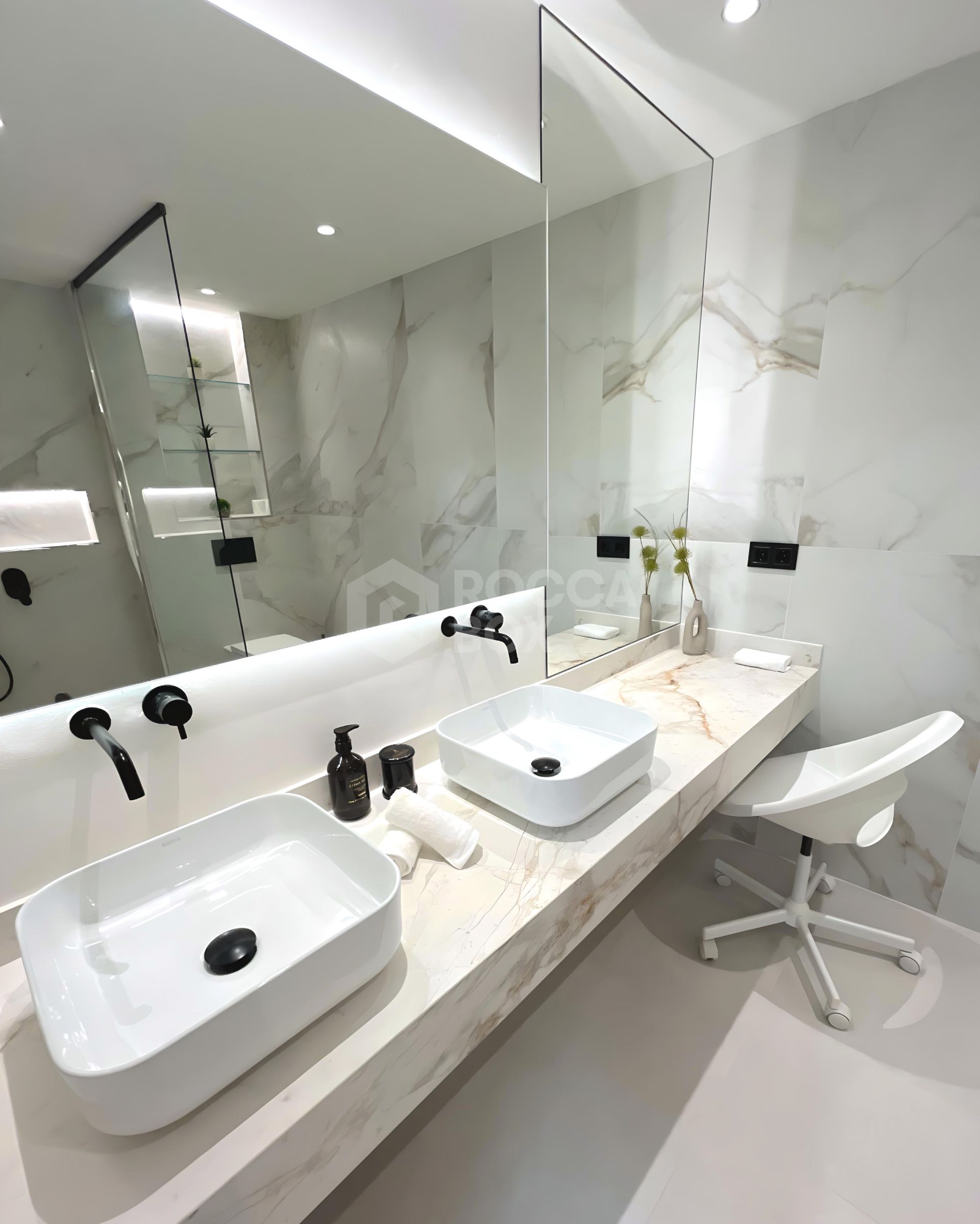 ELEGANT GROUND FLOOR RETREAT WITH PRIVATE GARDEN IN NUEVA ANDALUCÍA