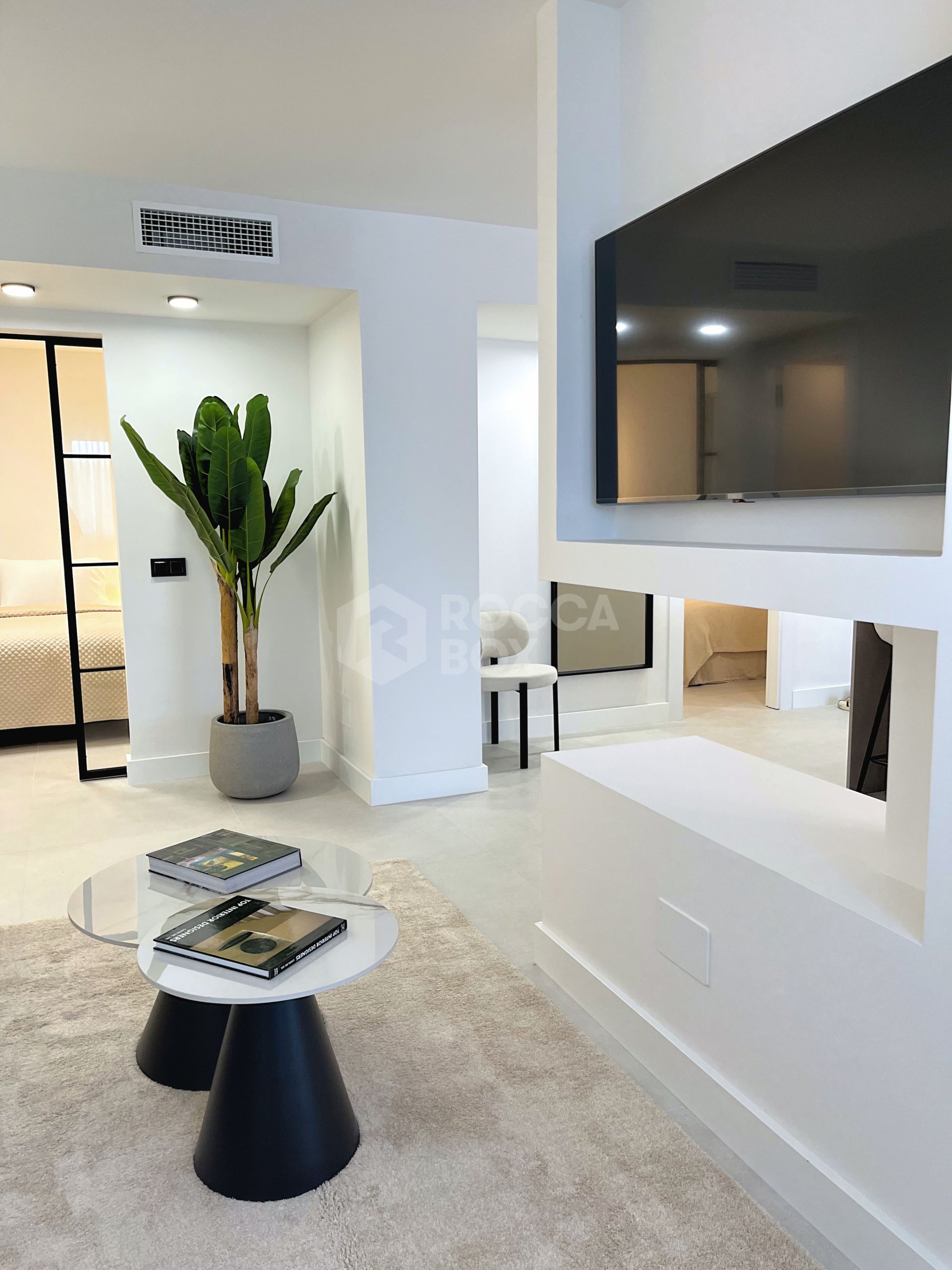 ELEGANT GROUND FLOOR RETREAT WITH PRIVATE GARDEN IN NUEVA ANDALUCÍA