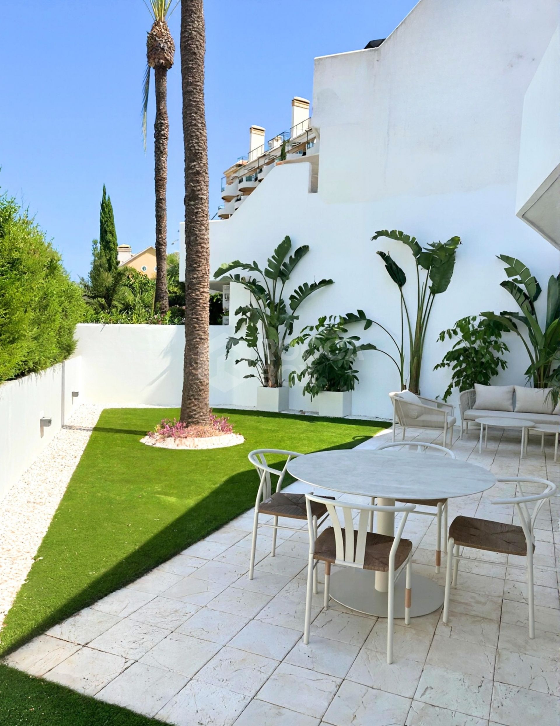 ELEGANT GROUND FLOOR RETREAT WITH PRIVATE GARDEN IN NUEVA ANDALUCÍA