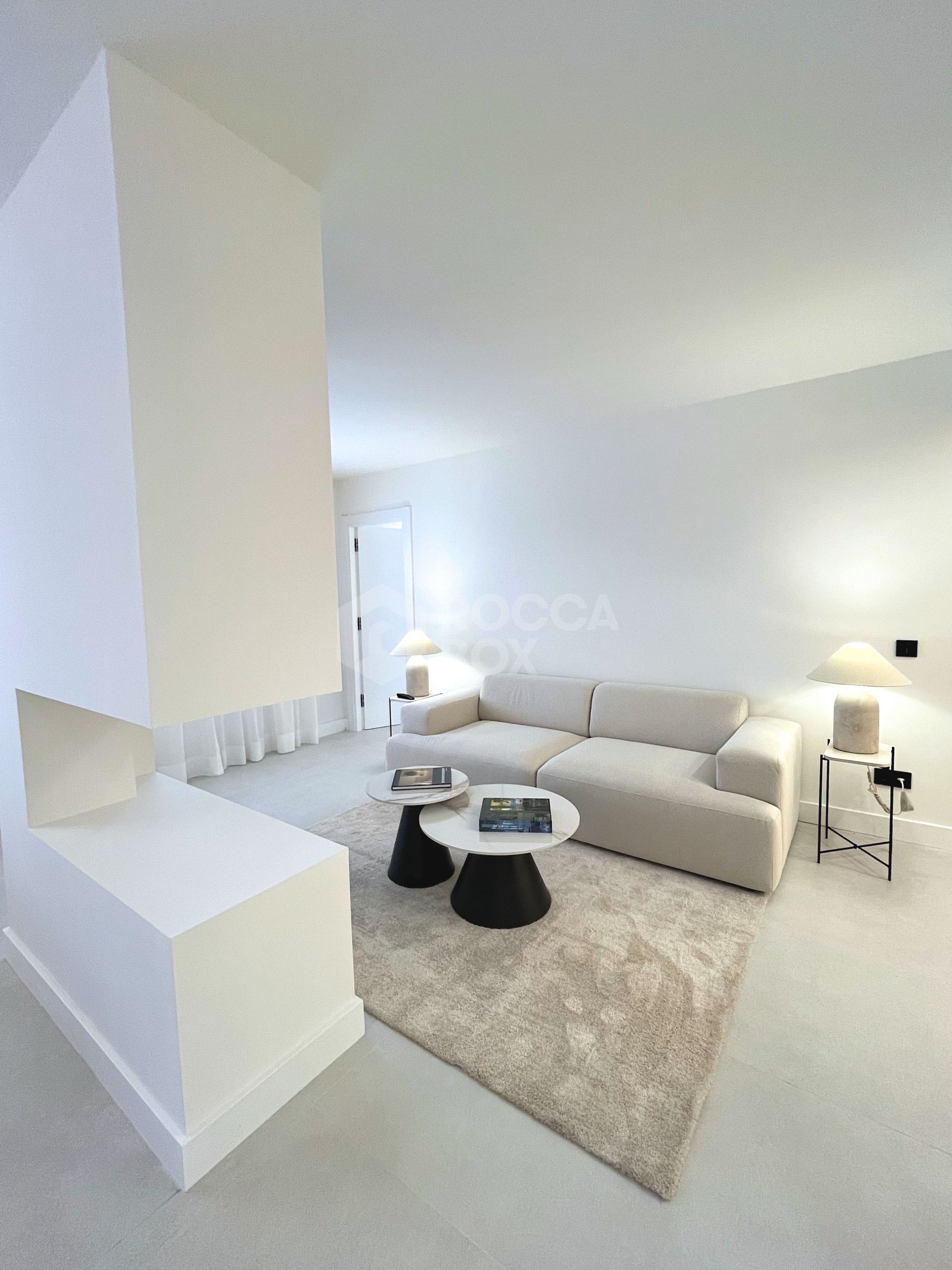 ELEGANT GROUND FLOOR RETREAT WITH PRIVATE GARDEN IN NUEVA ANDALUCÍA