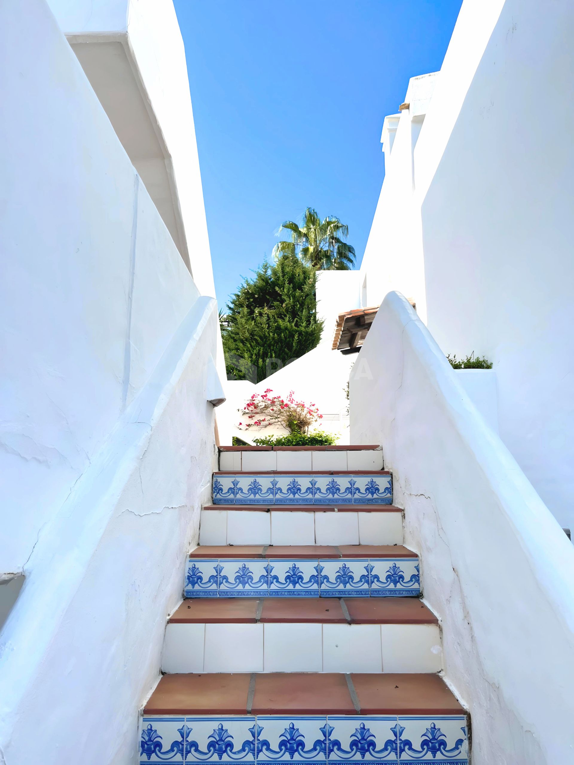 ELEGANT GROUND FLOOR RETREAT WITH PRIVATE GARDEN IN NUEVA ANDALUCÍA