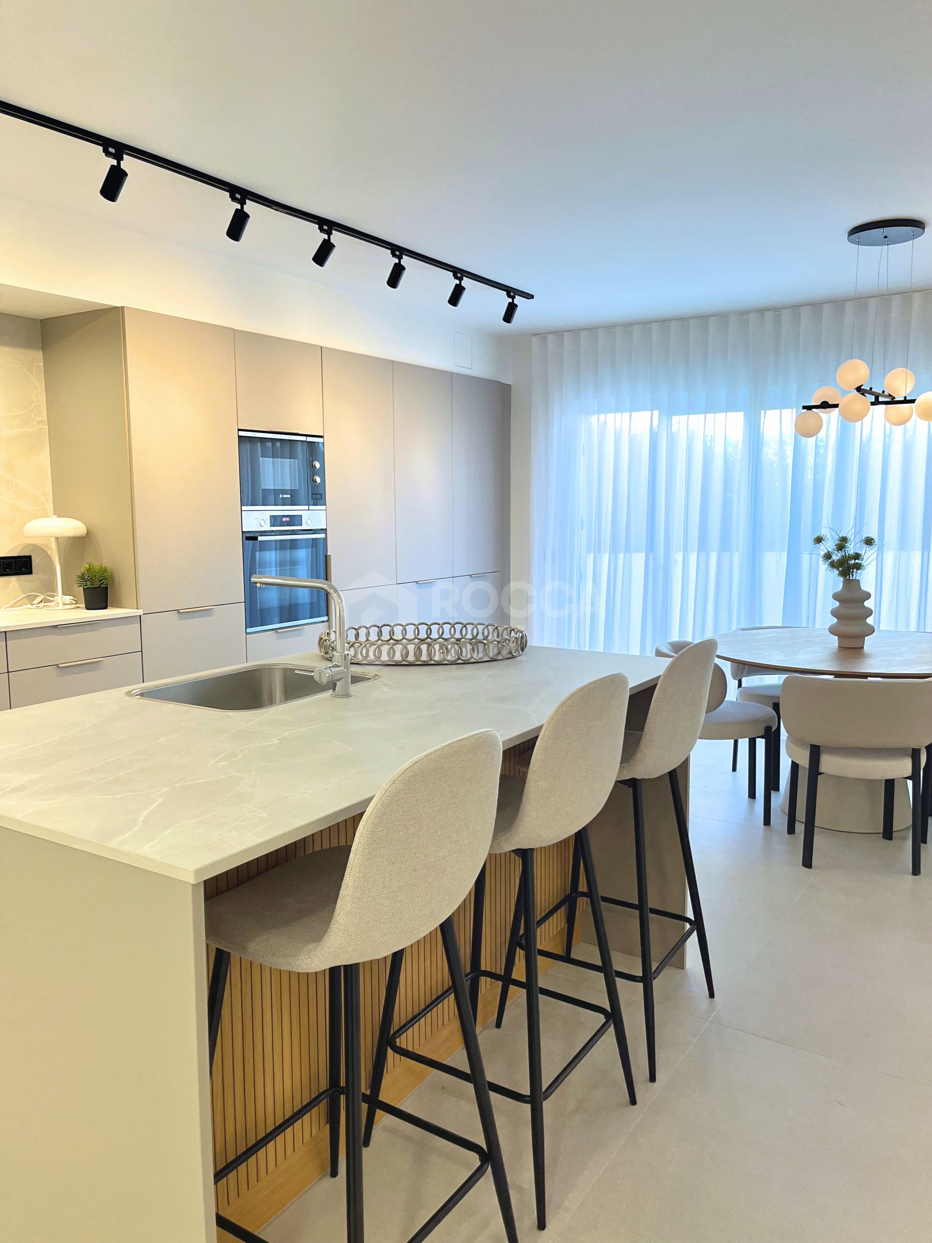 ELEGANT GROUND FLOOR RETREAT WITH PRIVATE GARDEN IN NUEVA ANDALUCÍA