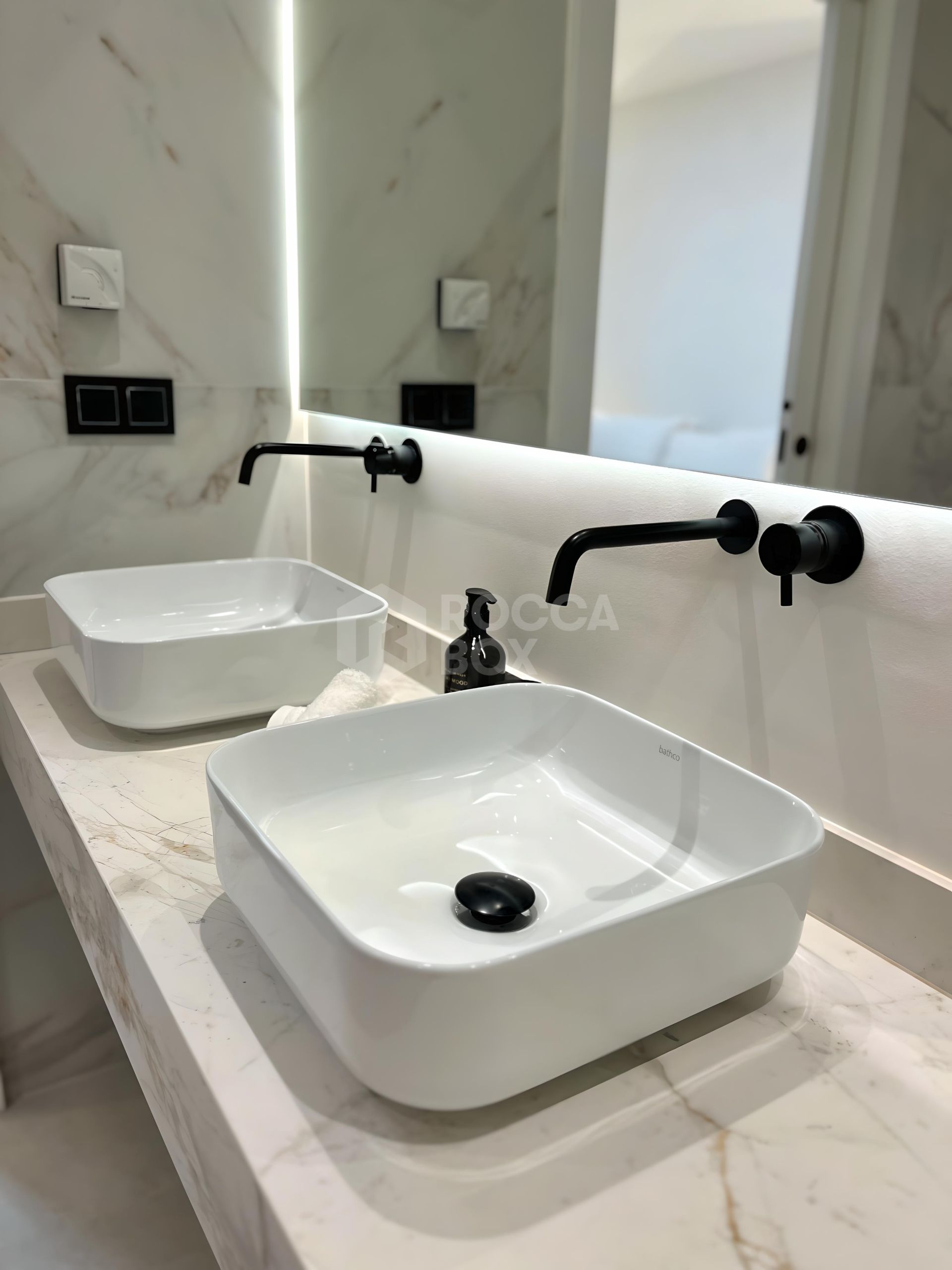 ELEGANT GROUND FLOOR RETREAT WITH PRIVATE GARDEN IN NUEVA ANDALUCÍA