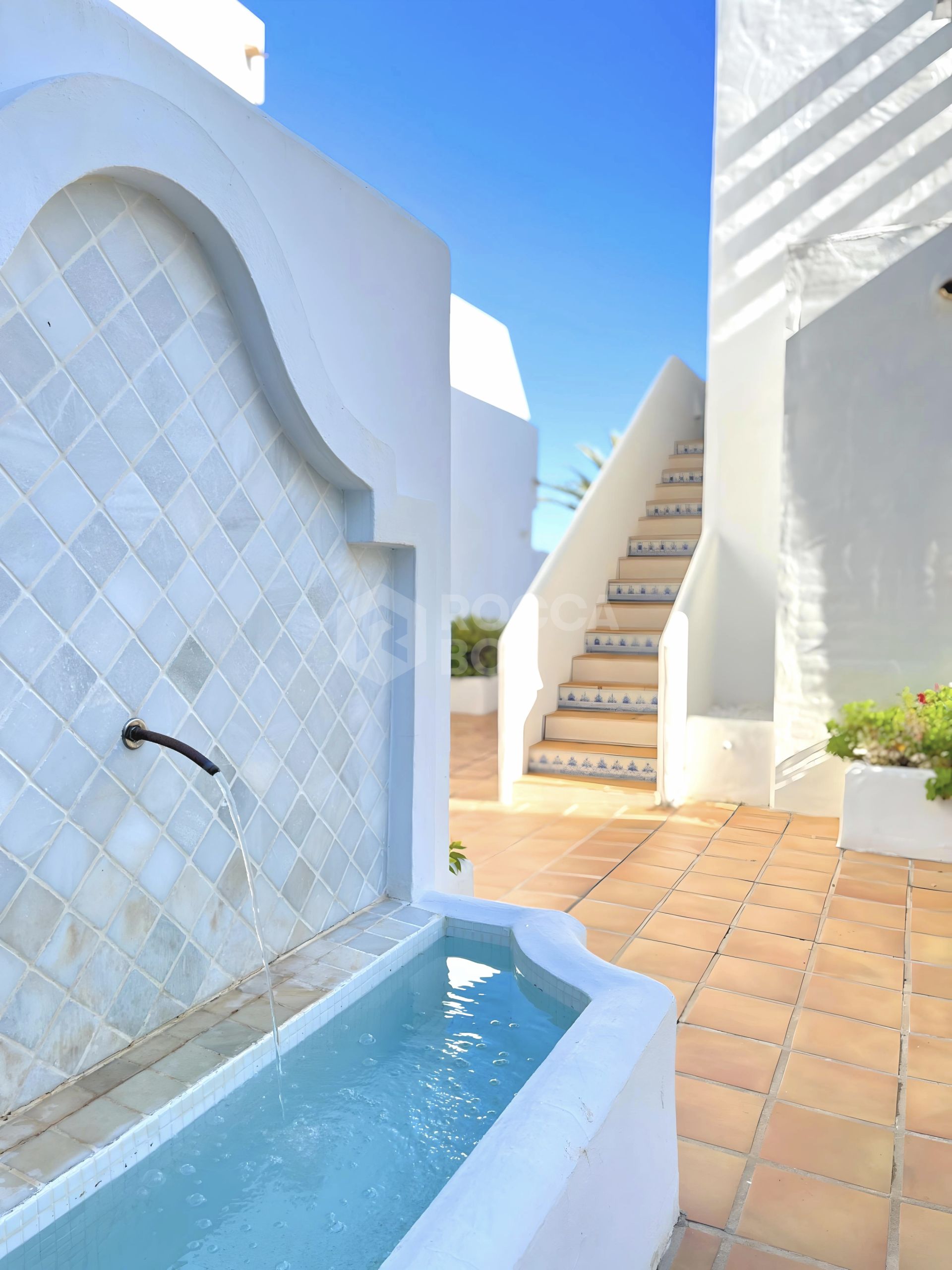 ELEGANT GROUND FLOOR RETREAT WITH PRIVATE GARDEN IN NUEVA ANDALUCÍA