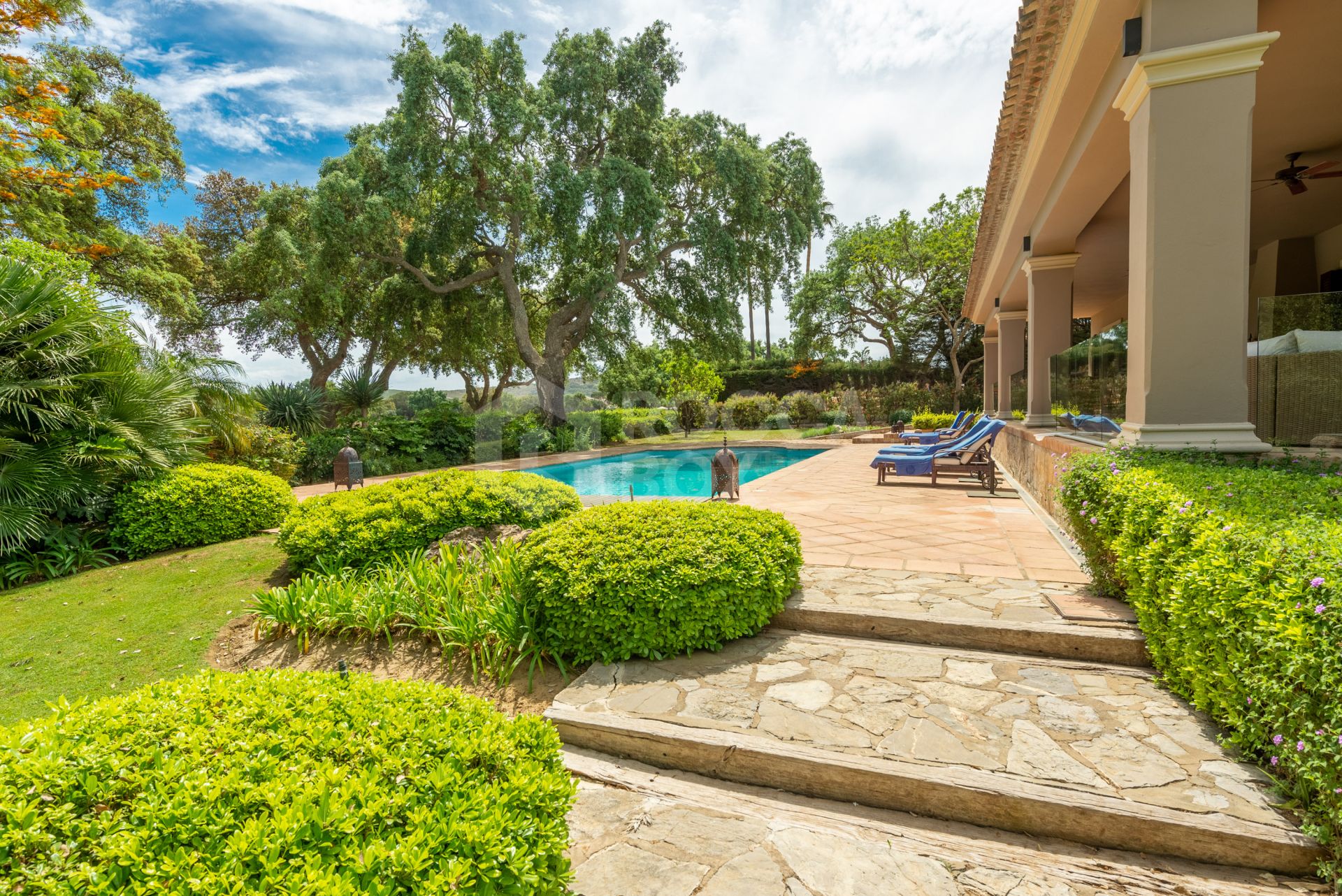 Substantial, south facing family home with heated swimming pool, frontline to the San Roque Golf Course