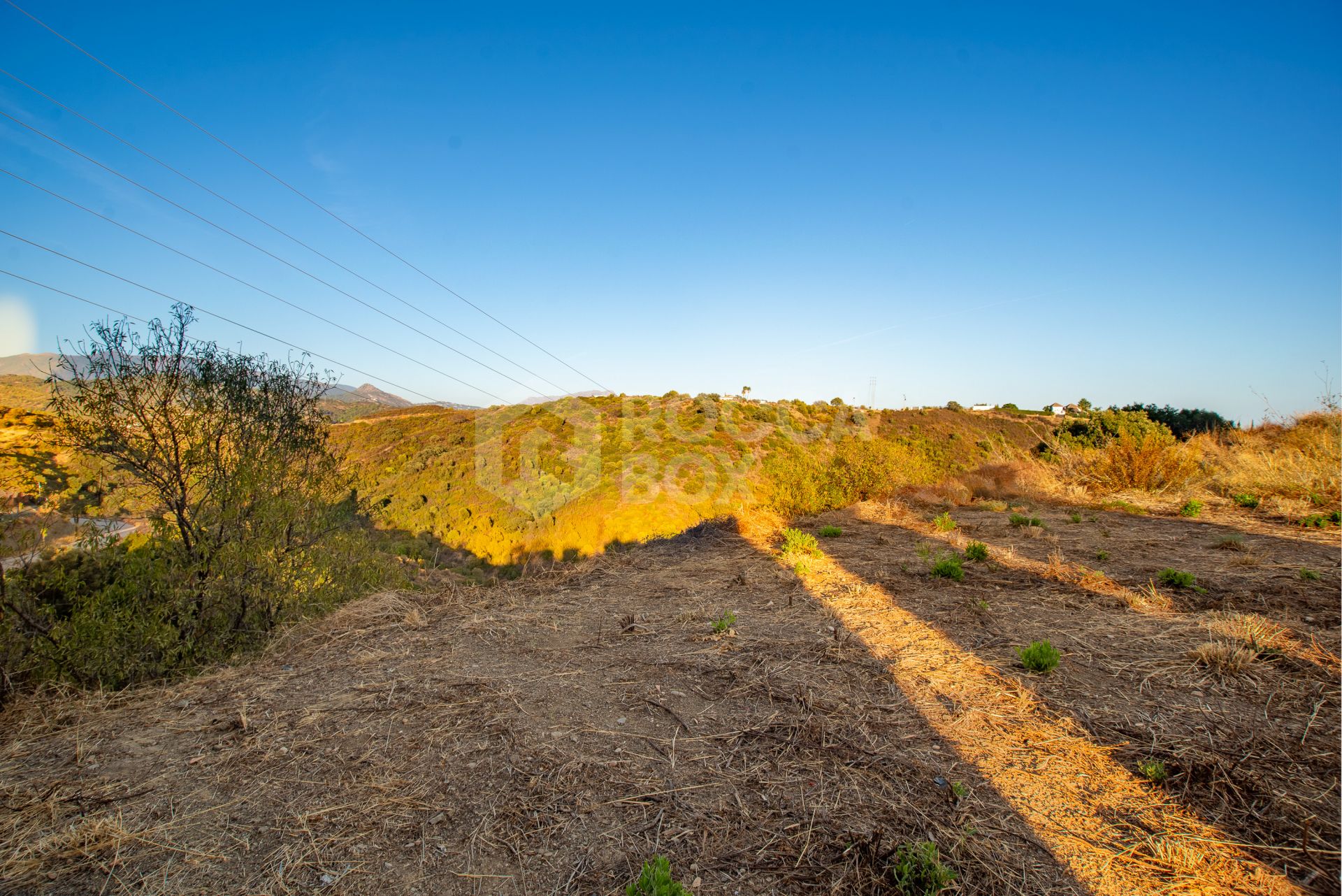 Well positioned residential plot in Puerto Romano, with sea and mountain views.