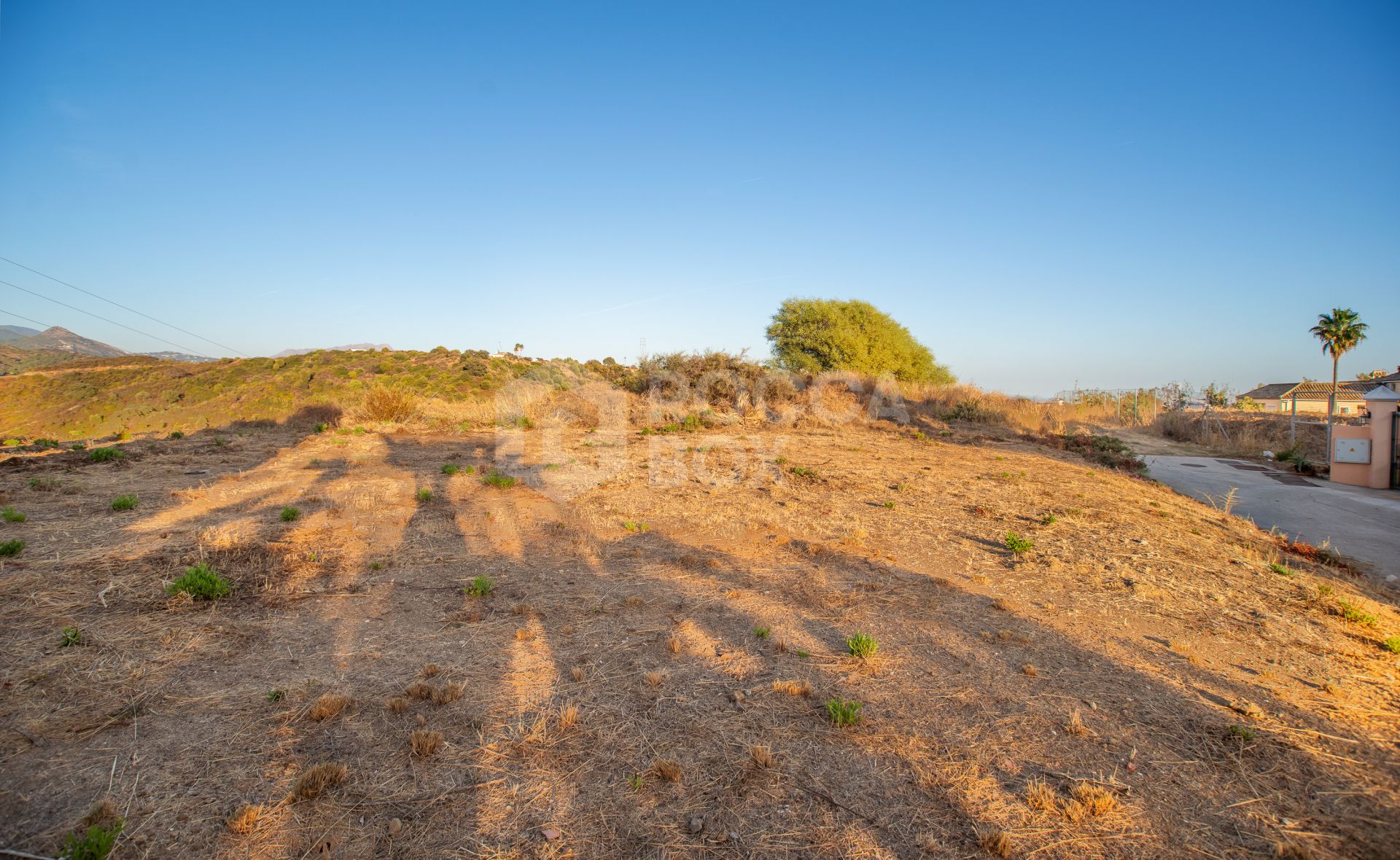 Well positioned residential plot in Puerto Romano, with sea and mountain views.