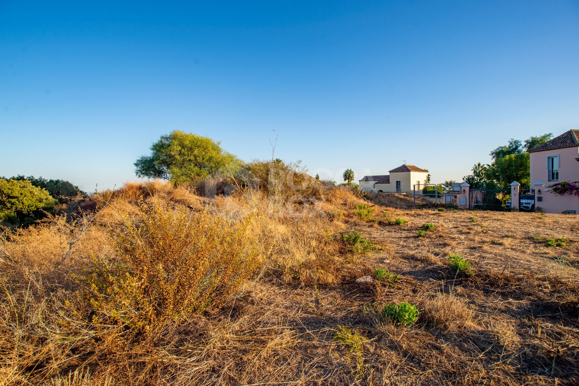 Well positioned residential plot in Puerto Romano, with sea and mountain views.