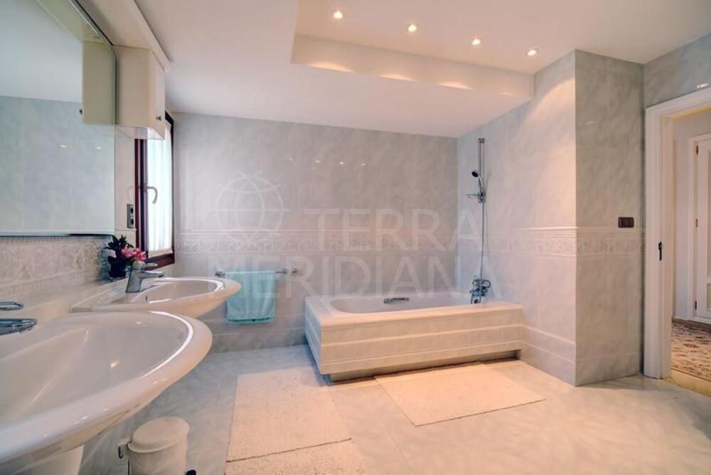 Villa in New Golden Mile, Estepona