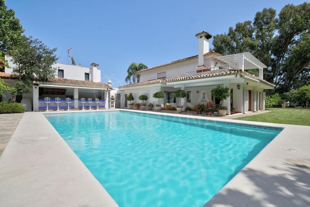 Villa in New Golden Mile, Estepona