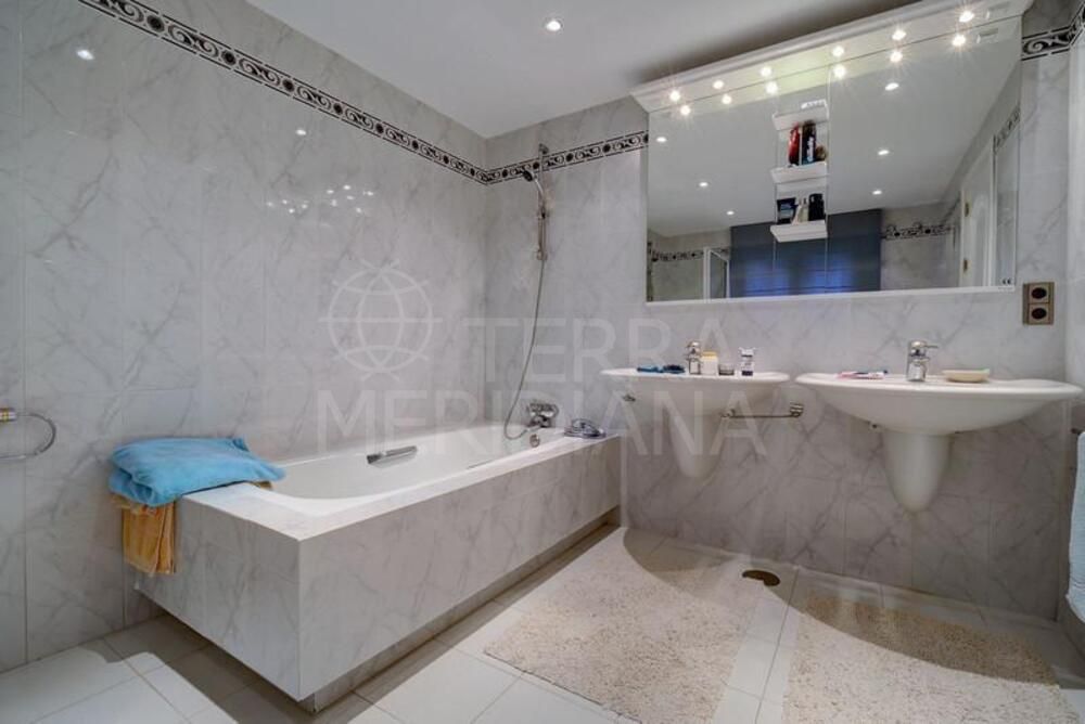 Villa in New Golden Mile, Estepona