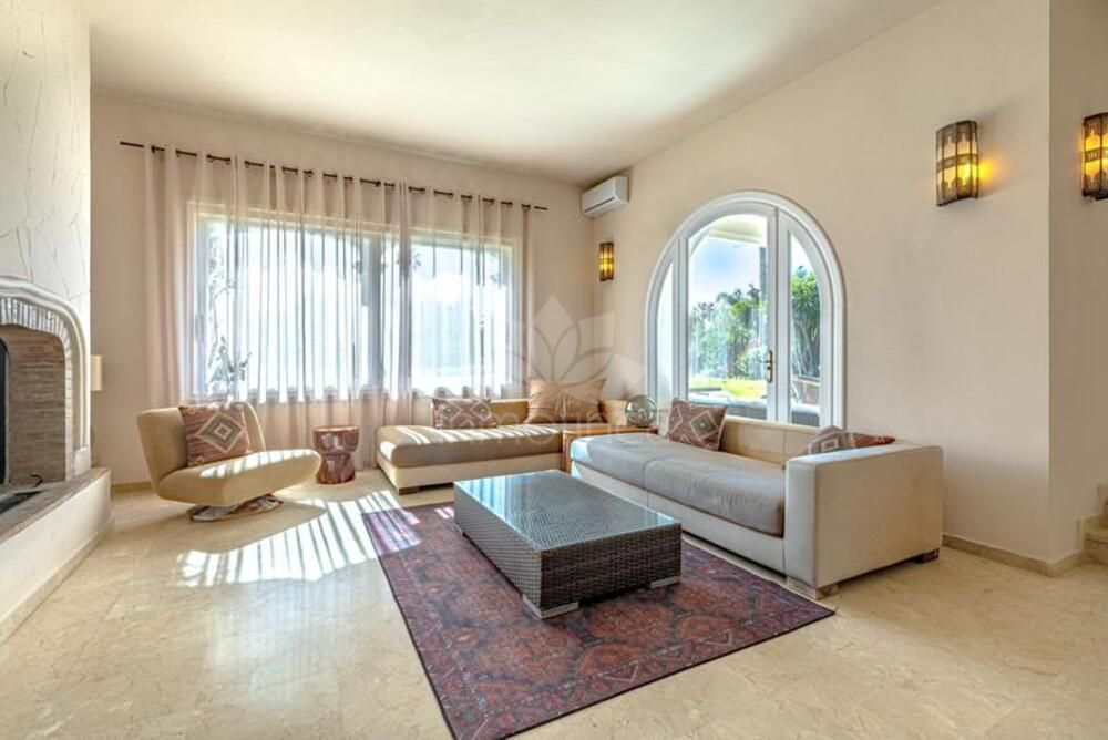 Villa in El Pilar, Estepona