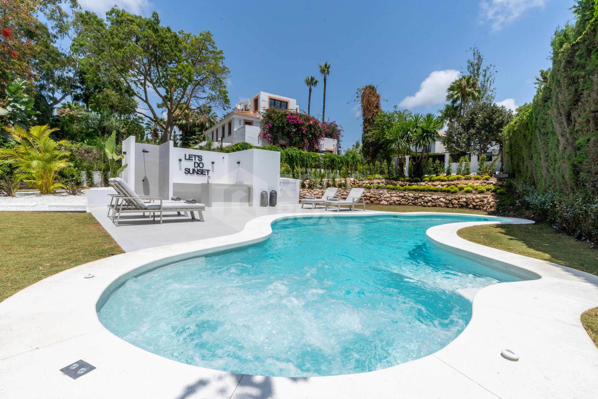 Villa for sale in Las Brisas, Nueva Andalucia