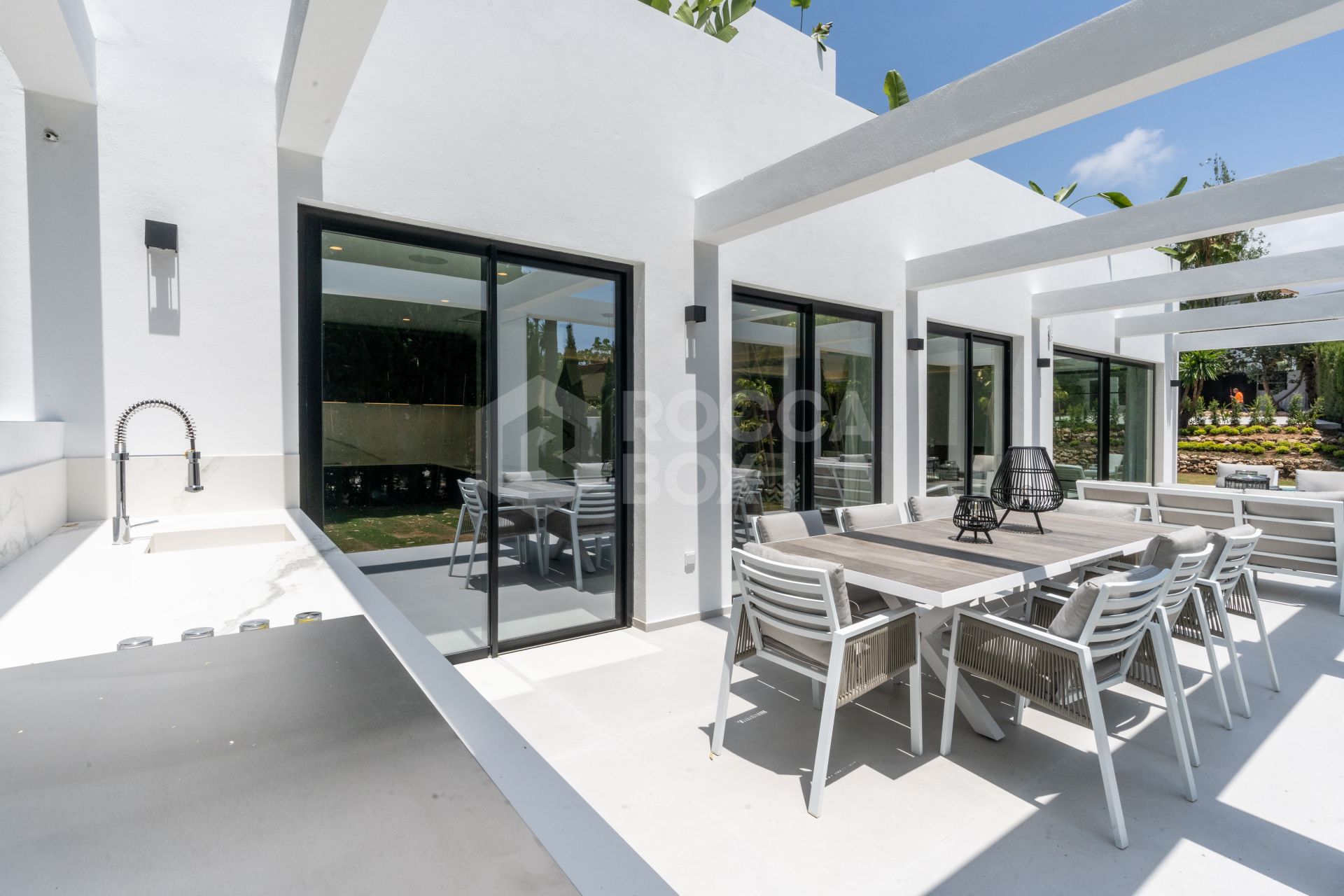 Villa for sale in Las Brisas, Nueva Andalucia