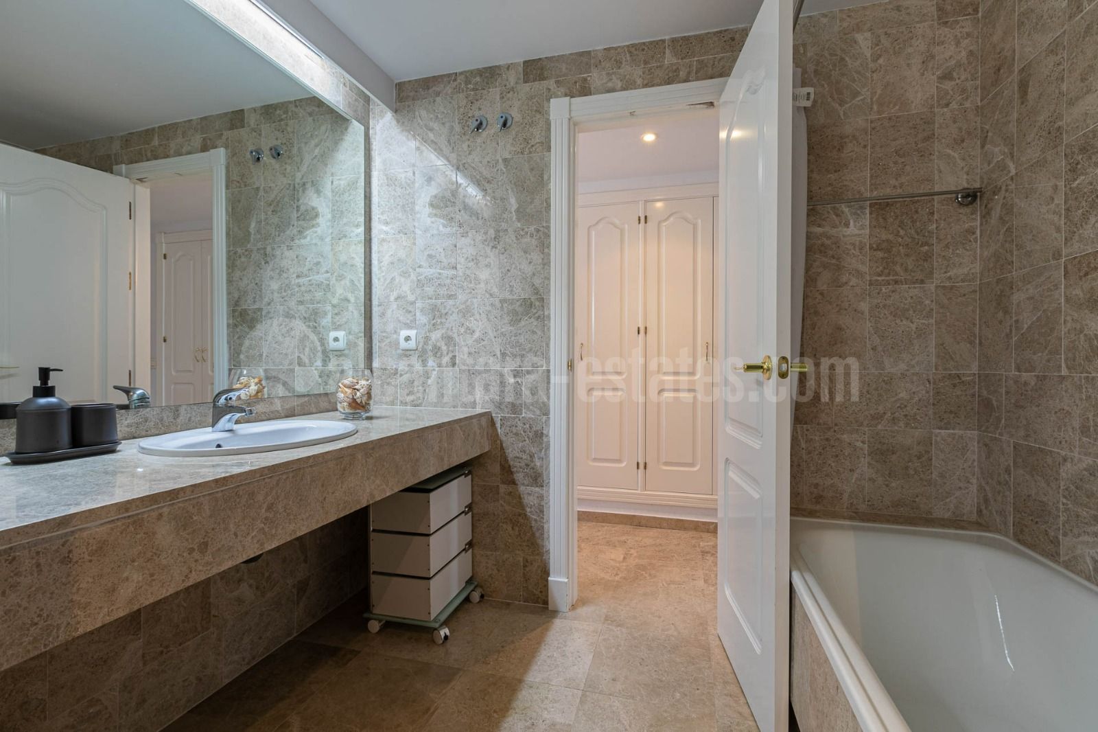 Apartment in Los Naranjos de Marbella, Marbella