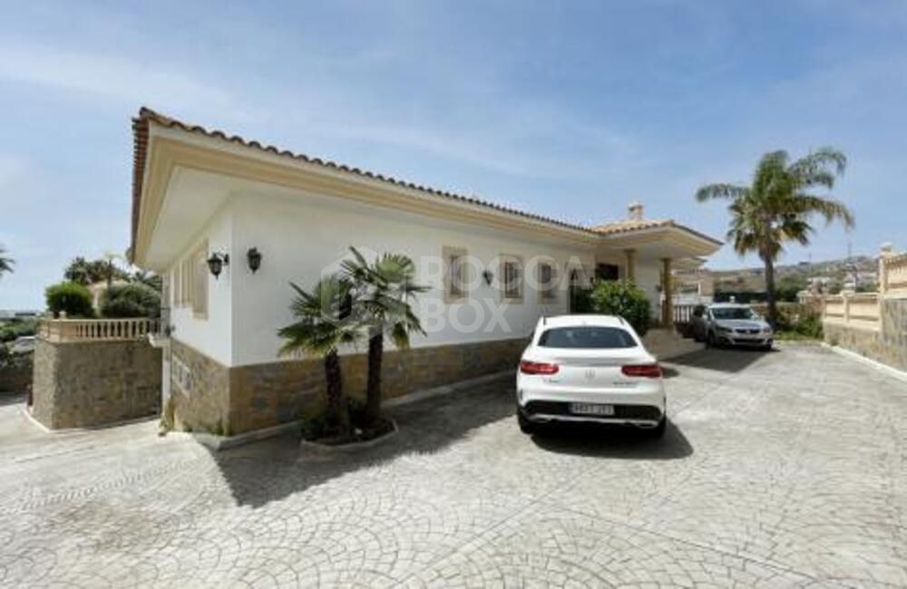 Villa for sale and for rent in La Alqueria, Benahavis