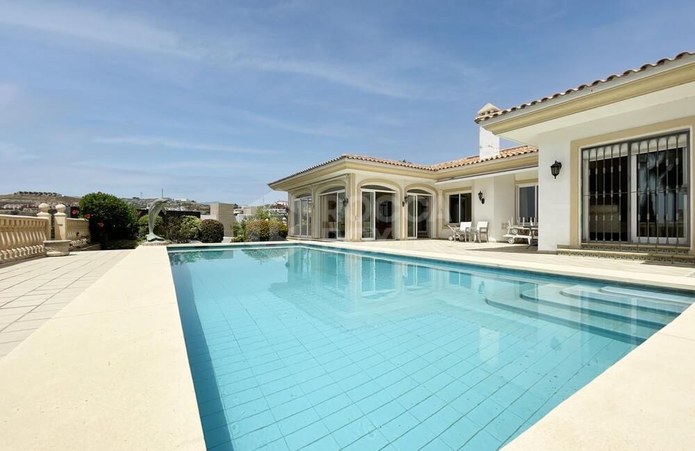 Villa for sale and for rent in La Alqueria, Benahavis