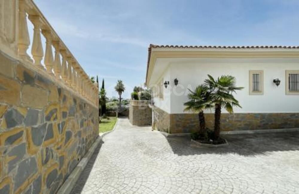 Villa for sale and for rent in La Alqueria, Benahavis