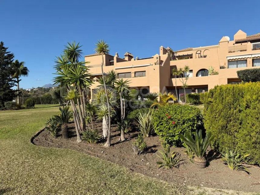 Ground Floor Apartment for sale in La Cartuja del Golf, Estepona East