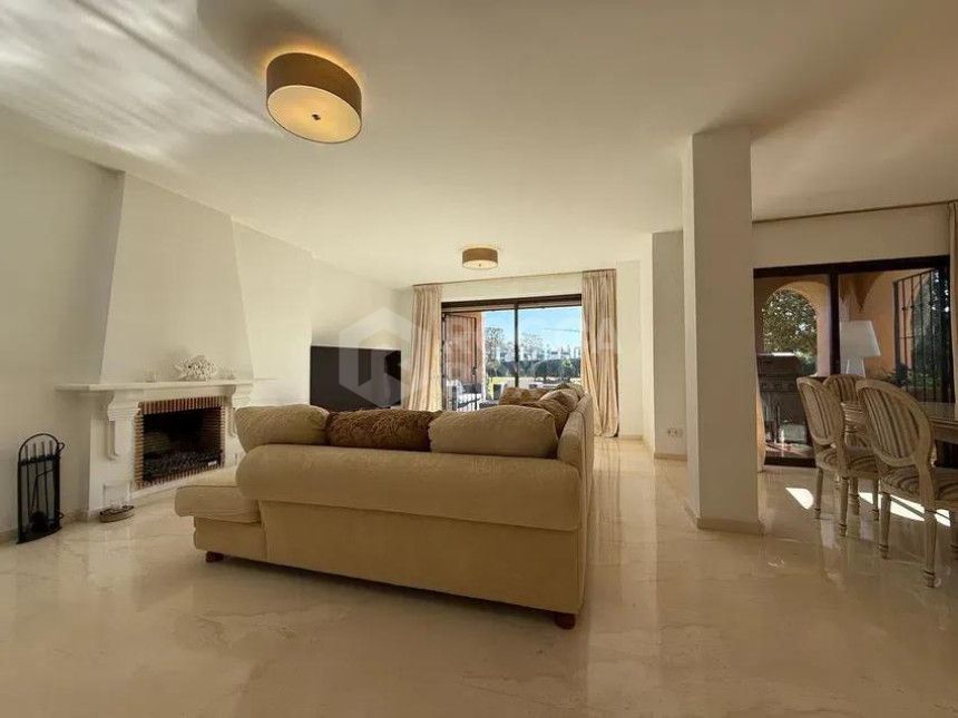 Ground Floor Apartment for sale in La Cartuja del Golf, Estepona East